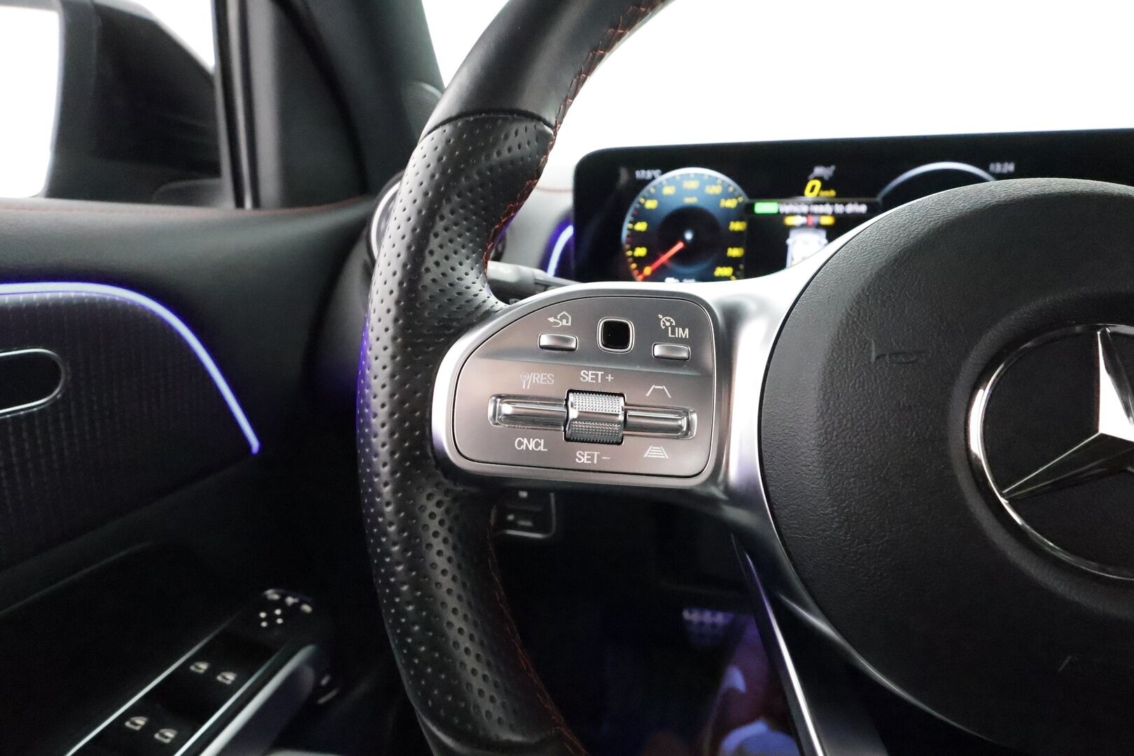 MERCEDES-BENZ EQB 2023 300 4Matic AMG Line *ACC / P.kamera / Muistipenkit / LED High Performance / Nahka-alcantara sisusta / Navi* - 3,99 % KORKOTARJOUS TÄHÄN AUTOON - Akkutesti 96,73%!
