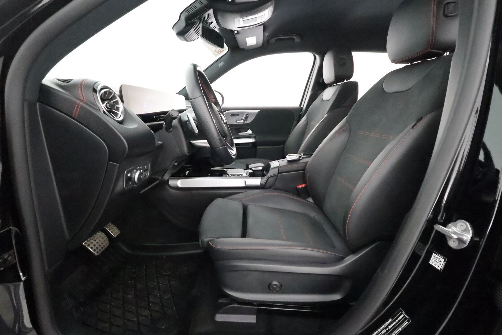 MERCEDES-BENZ EQB 2023 300 4Matic AMG Line *ACC / P.kamera / Muistipenkit / LED High Performance / Nahka-alcantara sisusta / Navi* - 3,99 % KORKOTARJOUS TÄHÄN AUTOON - Akkutesti 96,73%!