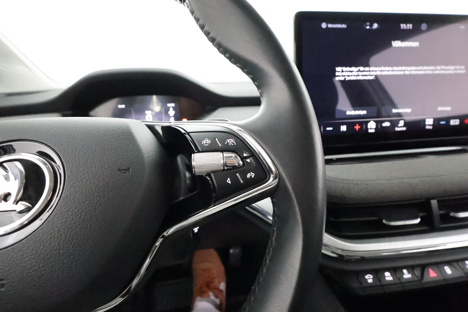 SKODA ENYAQ 2022 80x 4x4 iV **Lämpöpumppu / Koukku / Adapt.Vakkari / Matrix-LED / P. Kamera / Muistipenkki / Navi / Kaistavahti** - 3,99 % KORKOTARJOUS TÄHÄN AUTOON - Digimittaristo / 3-Alueinen AC / KeylessGO / 2x Renkaat