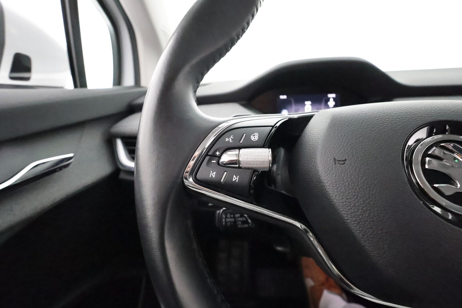 SKODA ENYAQ 2022 80x 4x4 iV **Lämpöpumppu / Koukku / Adapt.Vakkari / Matrix-LED / P. Kamera / Muistipenkki / Navi / Kaistavahti** - 3,99 % KORKOTARJOUS TÄHÄN AUTOON - Digimittaristo / 3-Alueinen AC / KeylessGO / 2x Renkaat