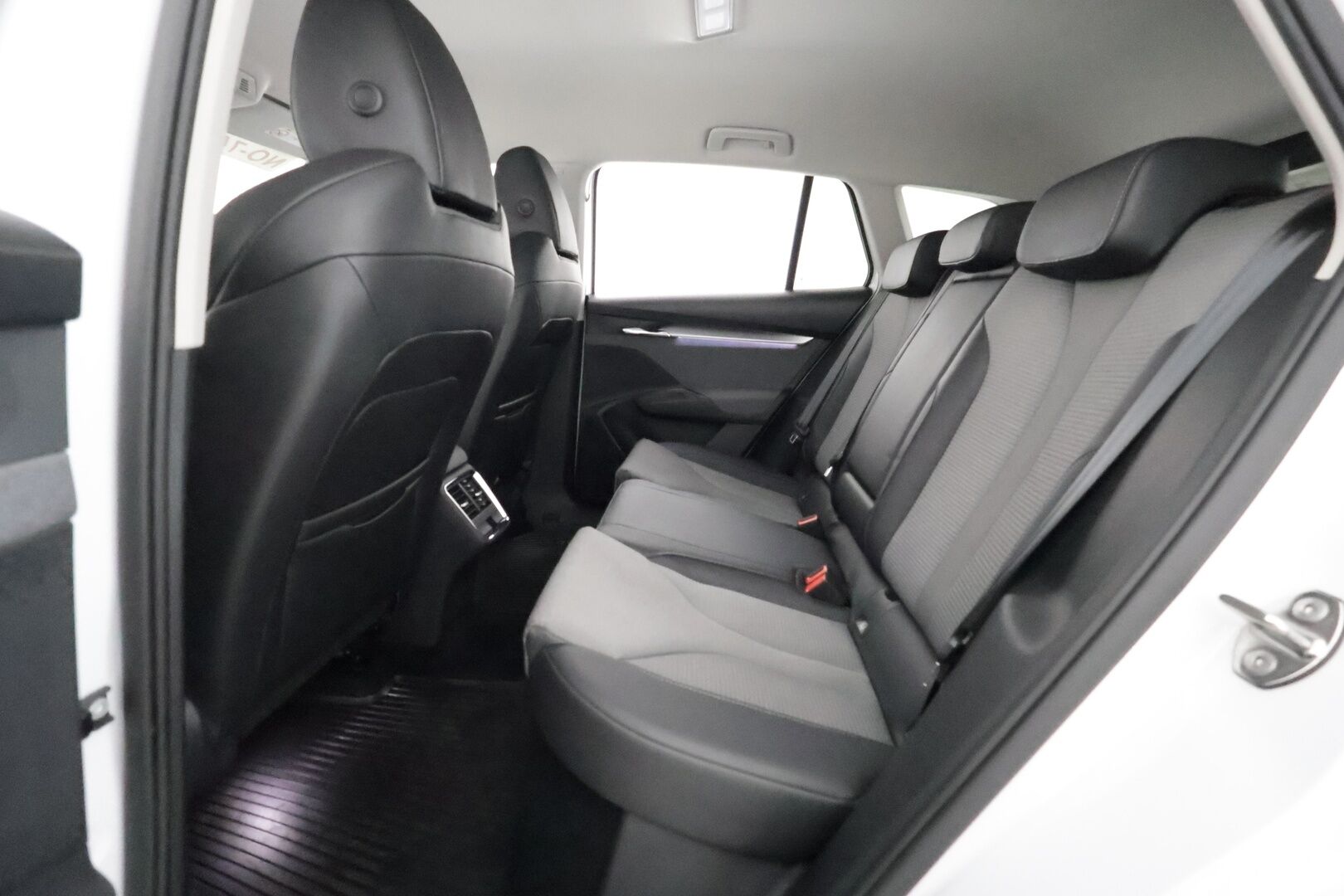 SKODA ENYAQ 2022 80x 4x4 iV **Lämpöpumppu / Koukku / Adapt.Vakkari / Matrix-LED / P. Kamera / Muistipenkki / Navi / Kaistavahti** - 3,99 % KORKOTARJOUS TÄHÄN AUTOON - Digimittaristo / 3-Alueinen AC / KeylessGO / 2x Renkaat