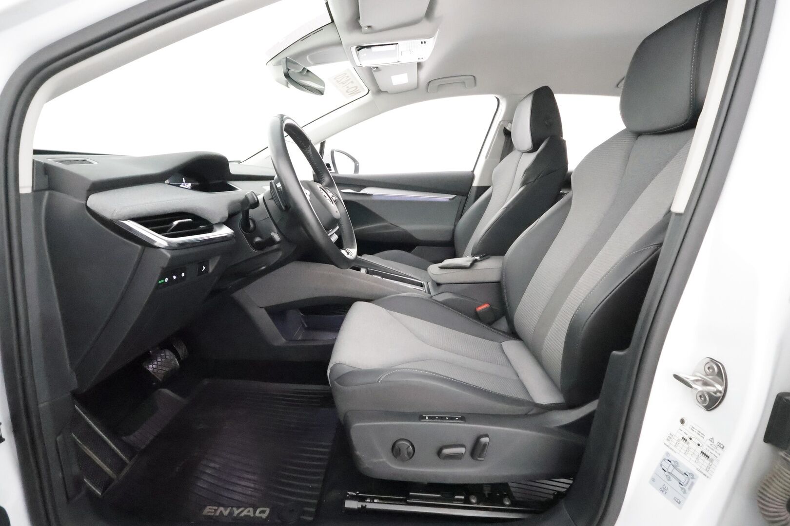 SKODA ENYAQ 2022 80x 4x4 iV **Lämpöpumppu / Koukku / Adapt.Vakkari / Matrix-LED / P. Kamera / Muistipenkki / Navi / Kaistavahti** - 3,99 % KORKOTARJOUS TÄHÄN AUTOON - Digimittaristo / 3-Alueinen AC / KeylessGO / 2x Renkaat