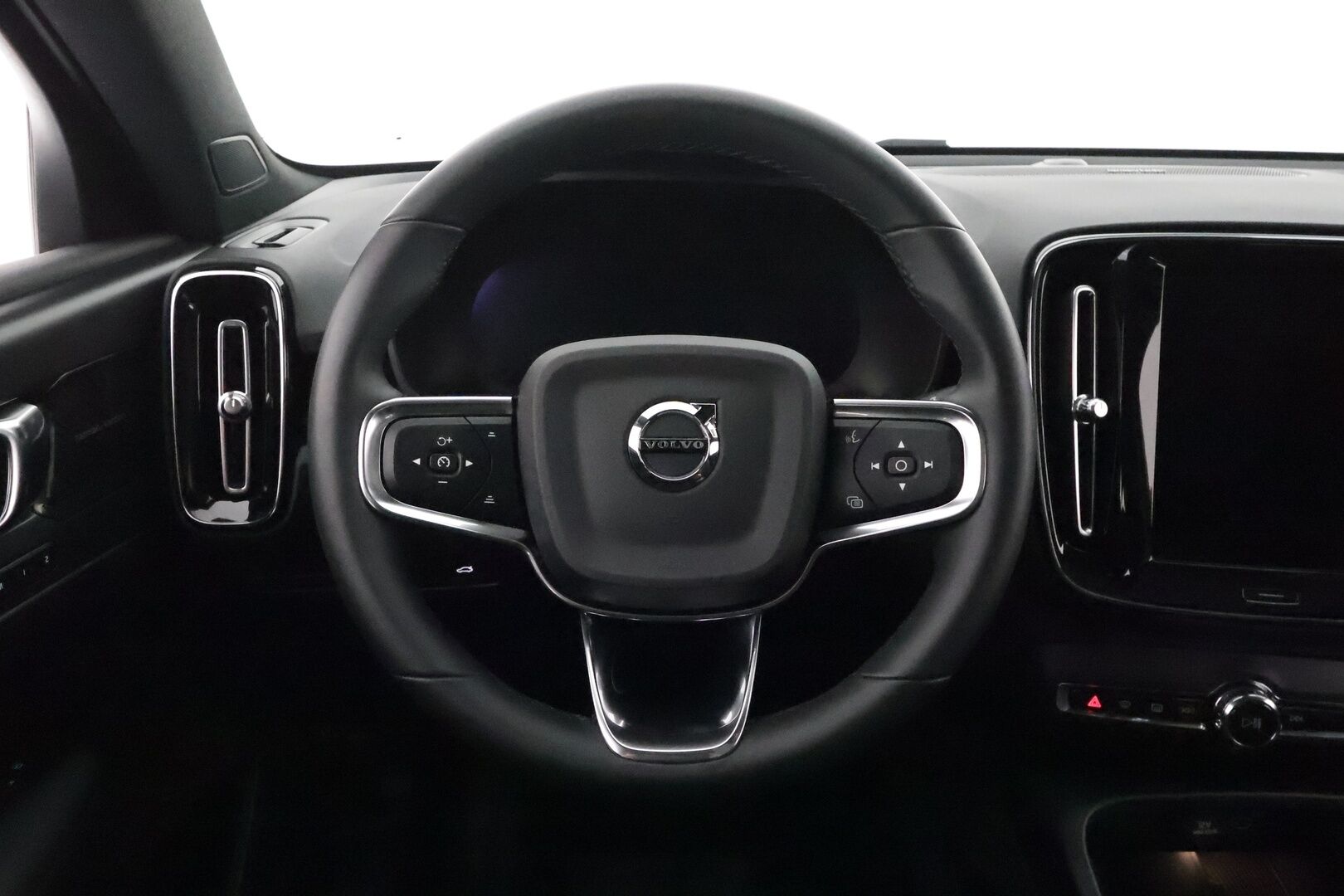 Volvo C40 2022 Recharge Twin Motor Intro Edition **360° Kamera / Adapt.Vakkari / Koukku / Lasikatto / Lämpöpumppu / Harman/Kardon** - 3,99 % KORKOTARJOUS TÄHÄN AUTOON - Sporttipenkki Muistilla / LED-valot / Google Maps / Kaistavahti / Digimittaristo / KeylessGO