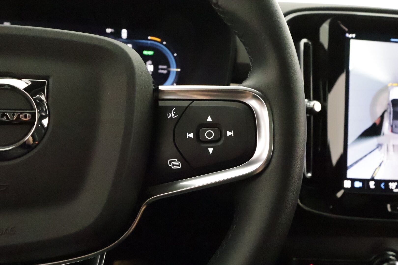 Volvo C40 2022 Recharge Twin Motor Intro Edition **360° Kamera / Adapt.Vakkari / Koukku / Lasikatto / Lämpöpumppu / Harman/Kardon** - 3,99 % KORKOTARJOUS TÄHÄN AUTOON - Sporttipenkki Muistilla / LED-valot / Google Maps / Kaistavahti / Digimittaristo / KeylessGO