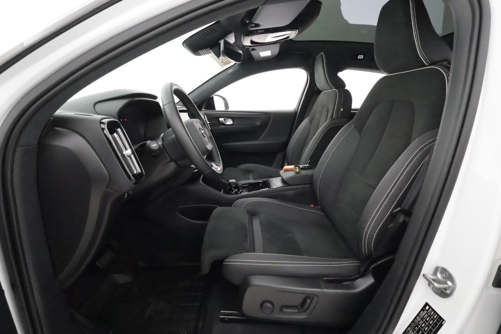 Volvo C40 2022 Recharge Twin Motor Intro Edition **360° Kamera / Adapt.Vakkari / Koukku / Lasikatto / Lämpöpumppu / Harman/Kardon** - 3,99 % KORKOTARJOUS TÄHÄN AUTOON - Sporttipenkki Muistilla / LED-valot / Google Maps / Kaistavahti / Digimittaristo / KeylessGO