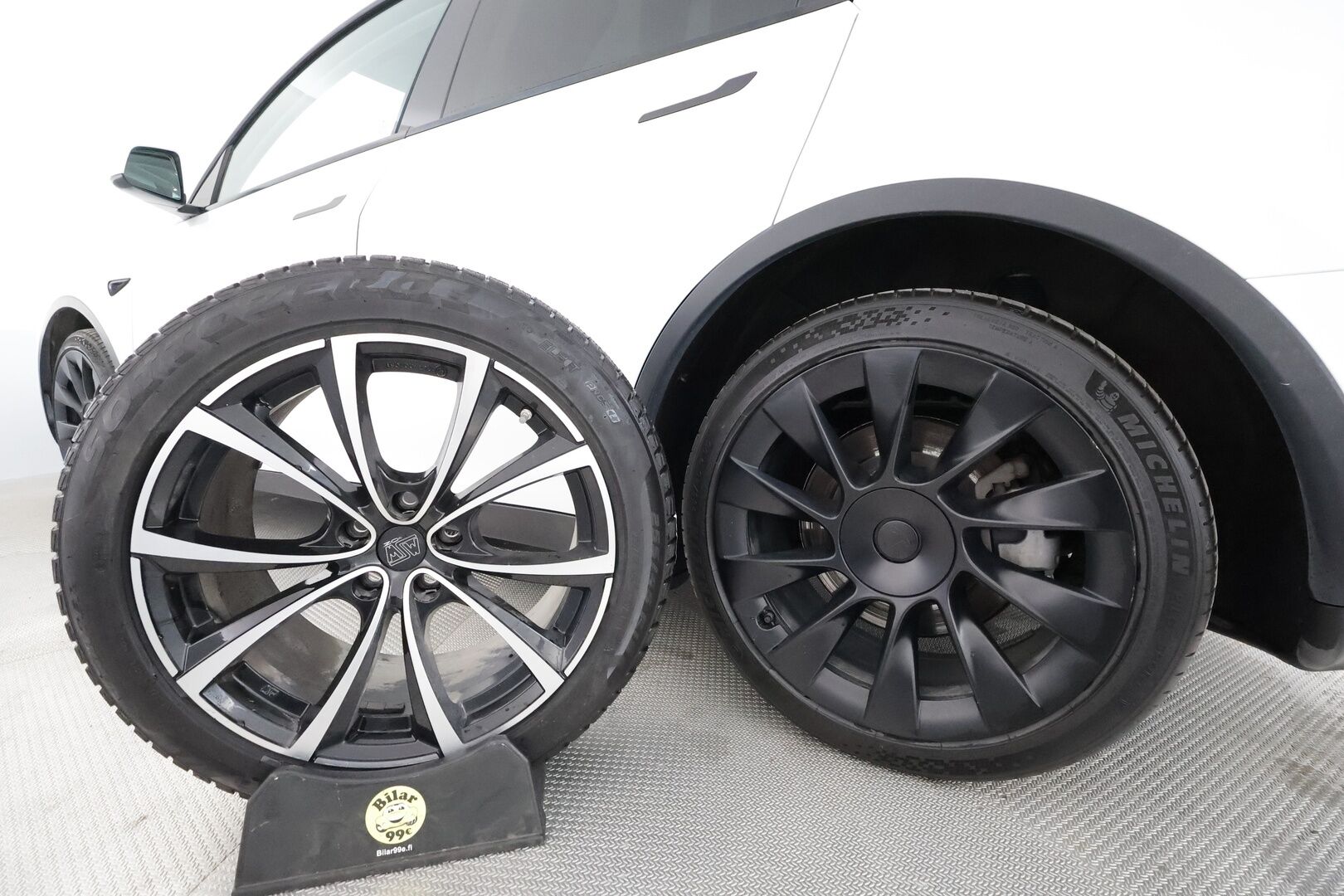 TESLA MODEL Y 2022 Long Range AWD Ryzen AMD **Lasikatto / Lämpöpumppu / Adapt.Vakkari / Matrix-LED / P. Kamera / Navi / Kaistavahti** - 3,99 % KORKOTARJOUS TÄHÄN AUTOON - Premium Audio / KeylessGO / 2x Renkaat