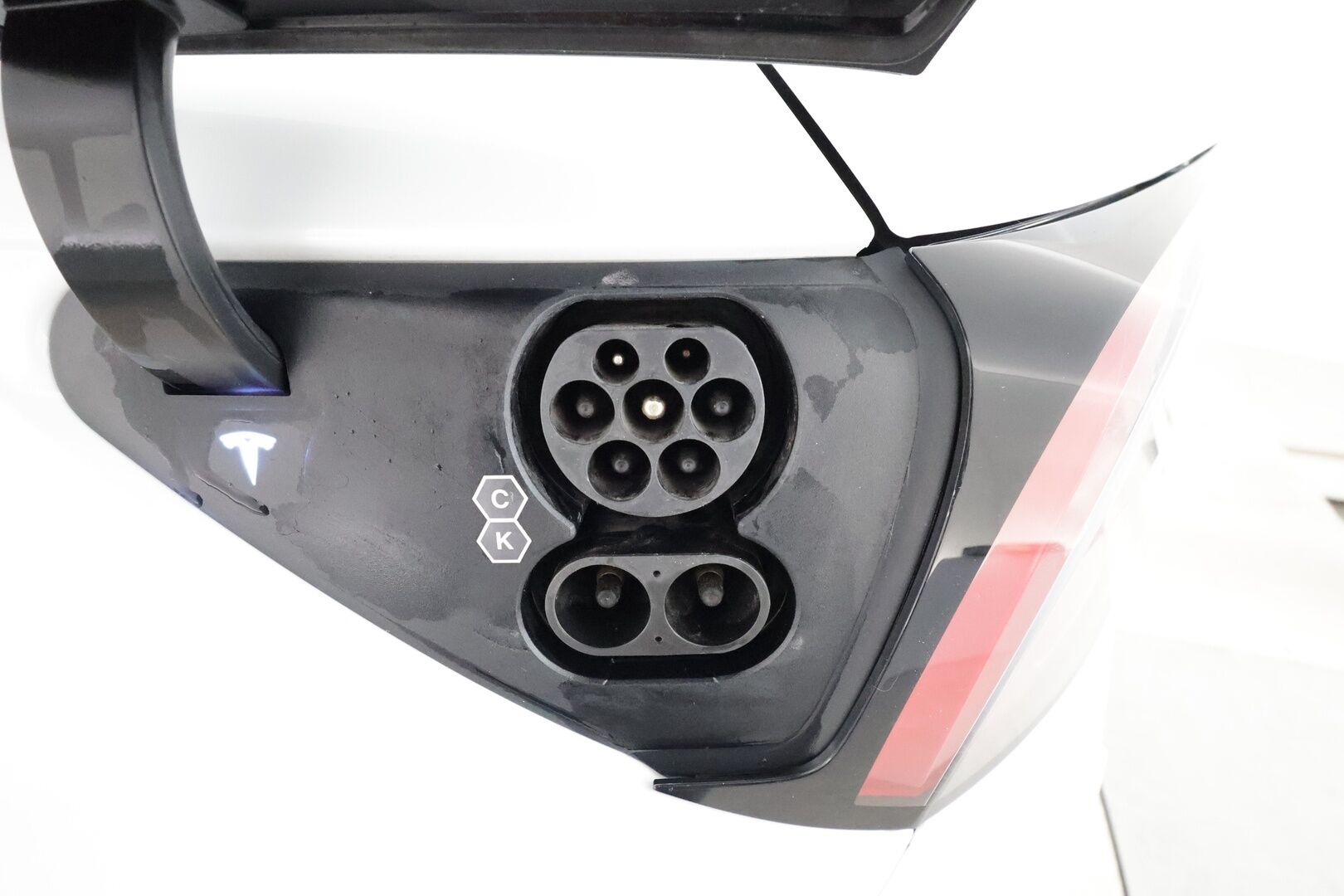 TESLA MODEL Y 2022 Long Range AWD Ryzen AMD **Lasikatto / Lämpöpumppu / Adapt.Vakkari / Matrix-LED / P. Kamera / Navi / Kaistavahti** - 3,99 % KORKOTARJOUS TÄHÄN AUTOON - Premium Audio / KeylessGO / 2x Renkaat