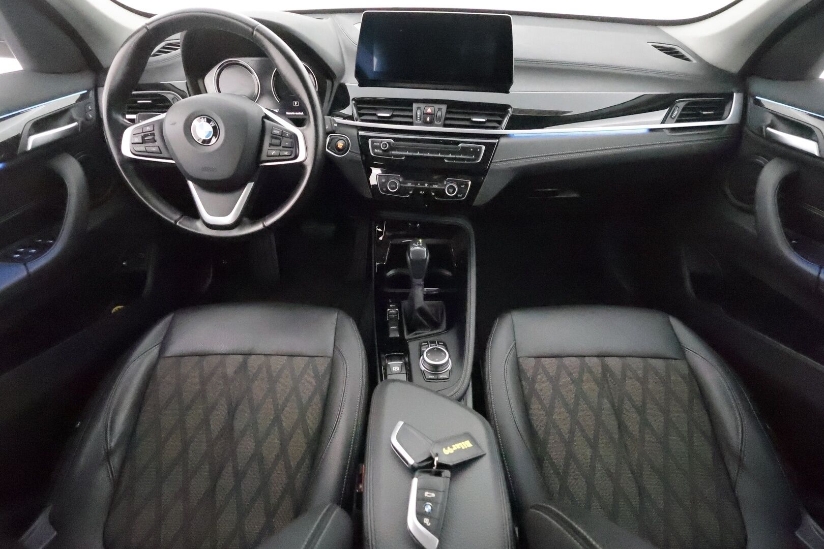 BMW X1 2022 F48 xDrive25e A Business xLine - HUD / Vetokoukku / Navigointi / LED / Puolinahkasisusta / Lisälämmitin / Merkkihuollot!