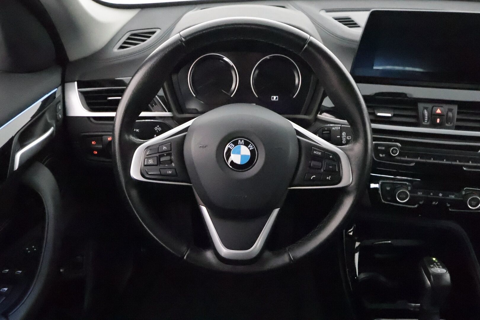 BMW X1 2022 F48 xDrive25e A Business xLine - HUD / Vetokoukku / Navigointi / LED / Puolinahkasisusta / Lisälämmitin / Merkkihuollot!
