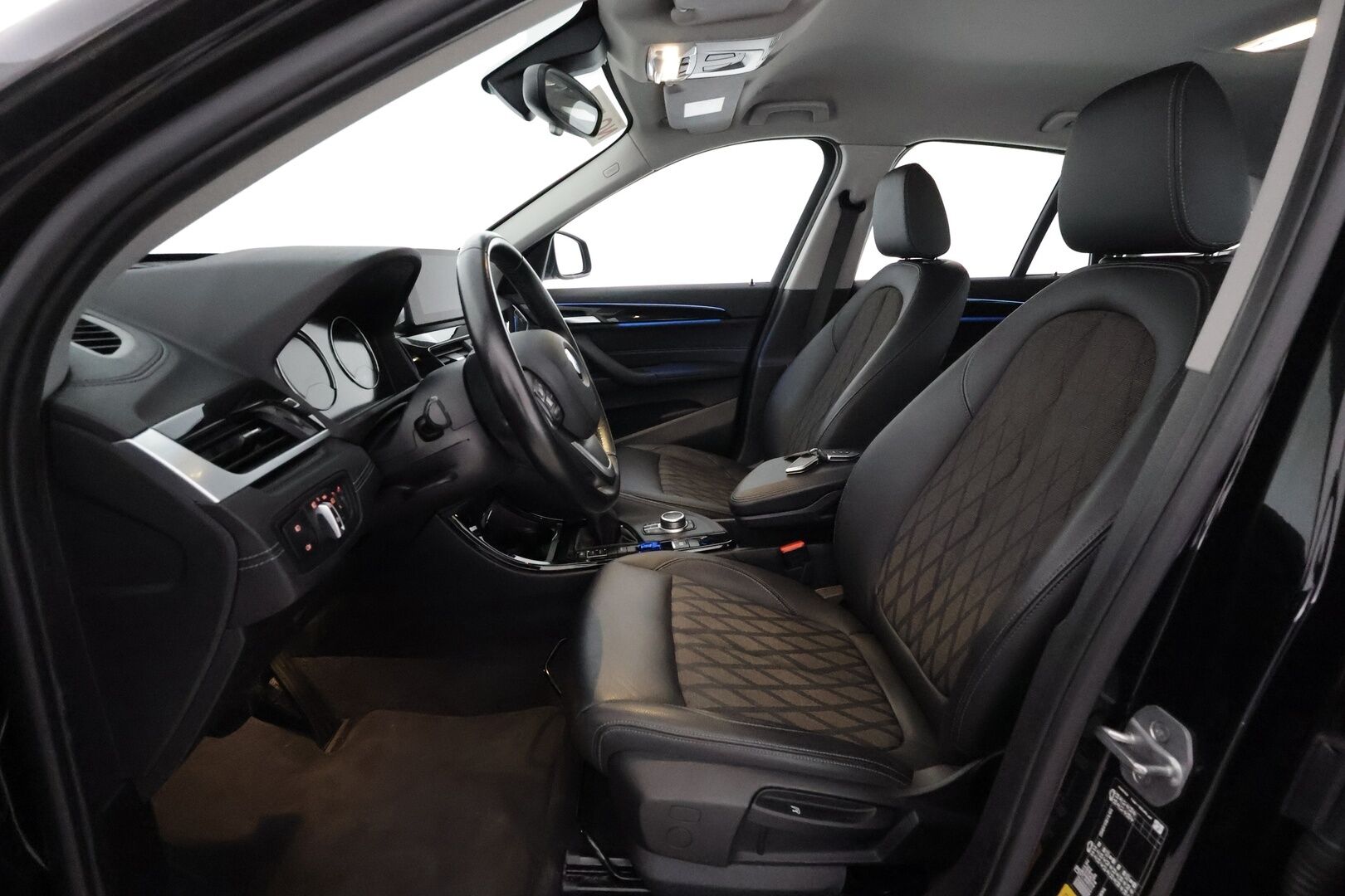 BMW X1 2022 F48 xDrive25e A Business xLine - HUD / Vetokoukku / Navigointi / LED / Puolinahkasisusta / Lisälämmitin / Merkkihuollot!