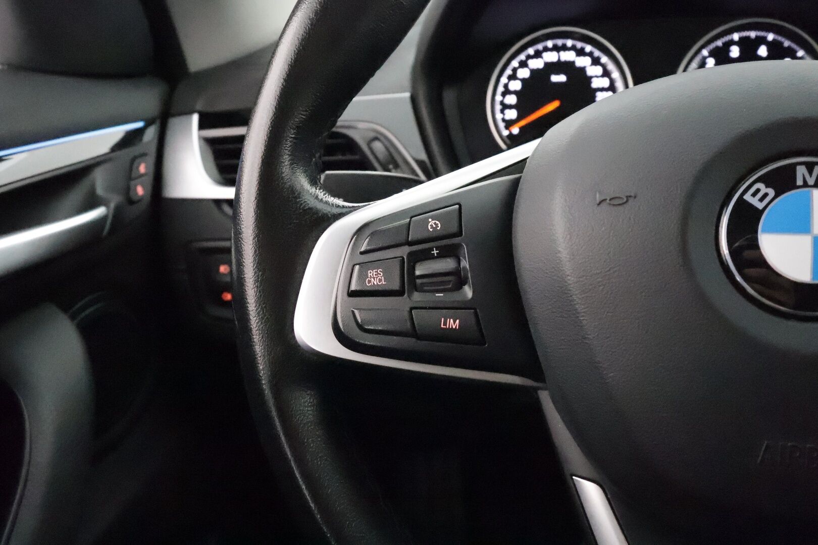 BMW X1 2022 F48 xDrive25e A Business xLine - HUD / Vetokoukku / Navigointi / LED / Puolinahkasisusta / Lisälämmitin / Merkkihuollot!