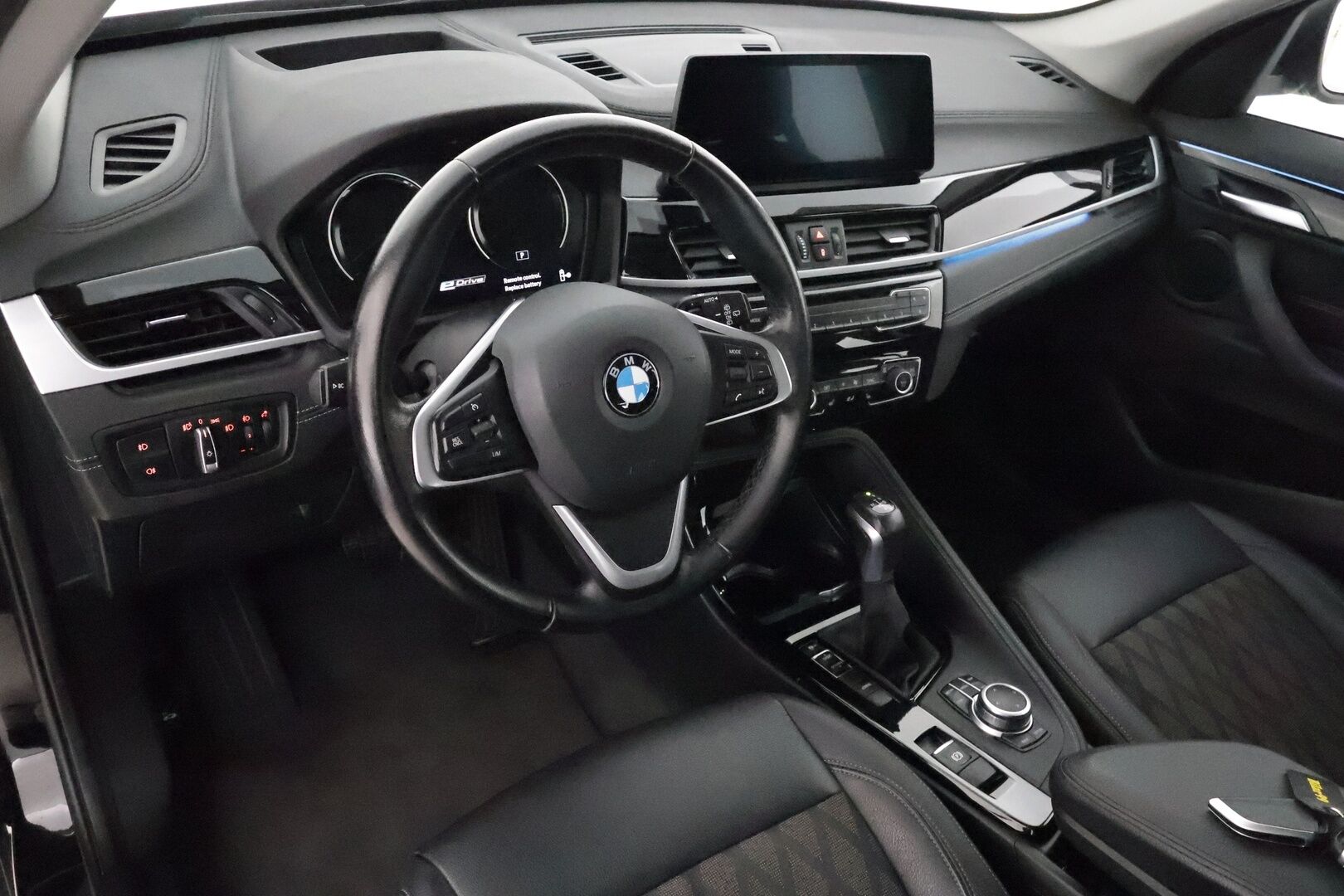 BMW X1 2022 F48 xDrive25e A Business xLine - HUD / Vetokoukku / Navigointi / LED / Puolinahkasisusta / Lisälämmitin / Merkkihuollot!