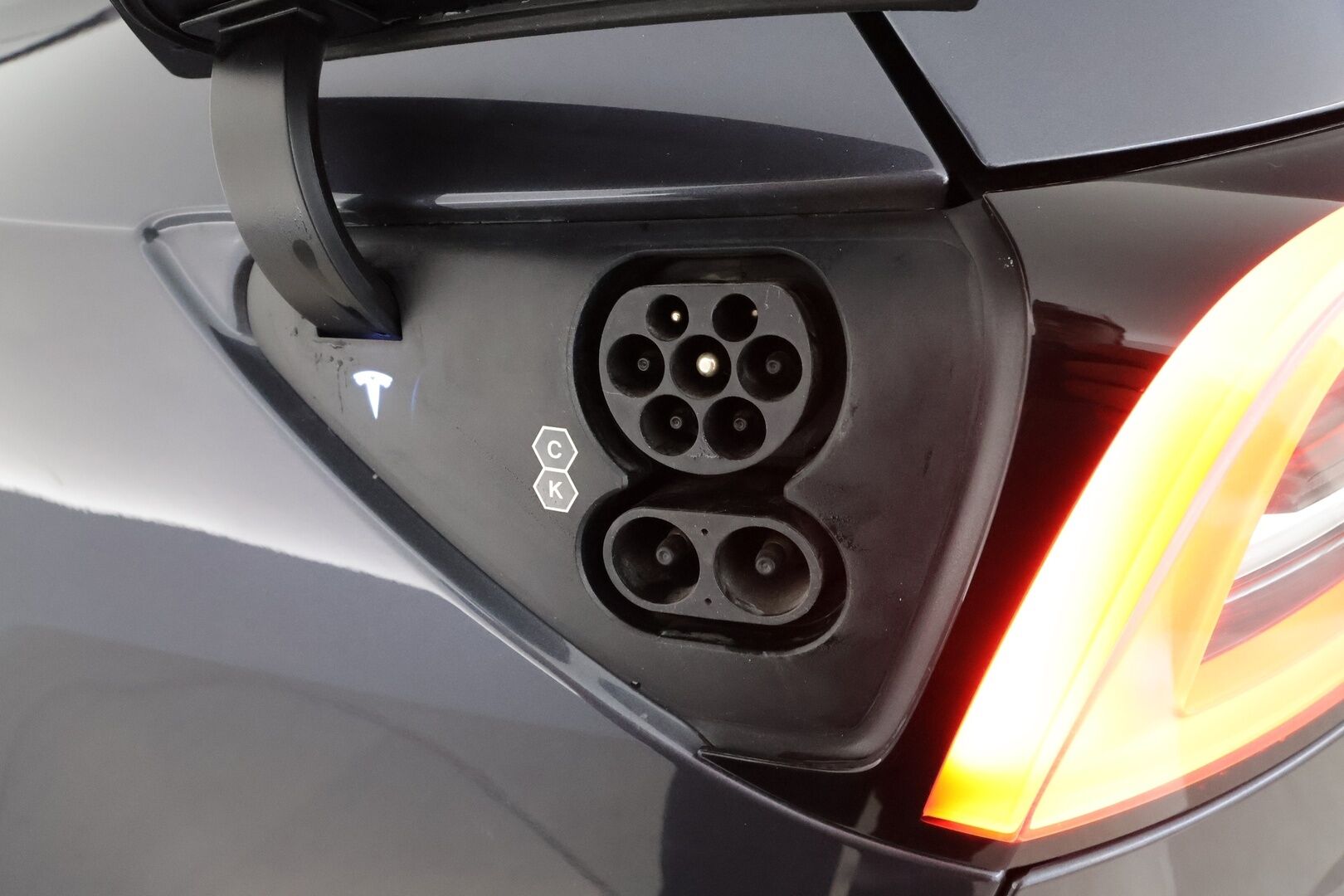 TESLA MODEL Y 2022 Long Range AWD Ryzen AMD **Lasikatto / Lämpöpumppu / Koukku / Adapt.Vakkari / Matrix-LED / P.Kamera / Navi** - 3,99 % KORKOTARJOUS TÄHÄN AUTOON - Nahkaverhoilu / Kaistavahti / Premium Audio / KeylessGO / 2x Renkaat