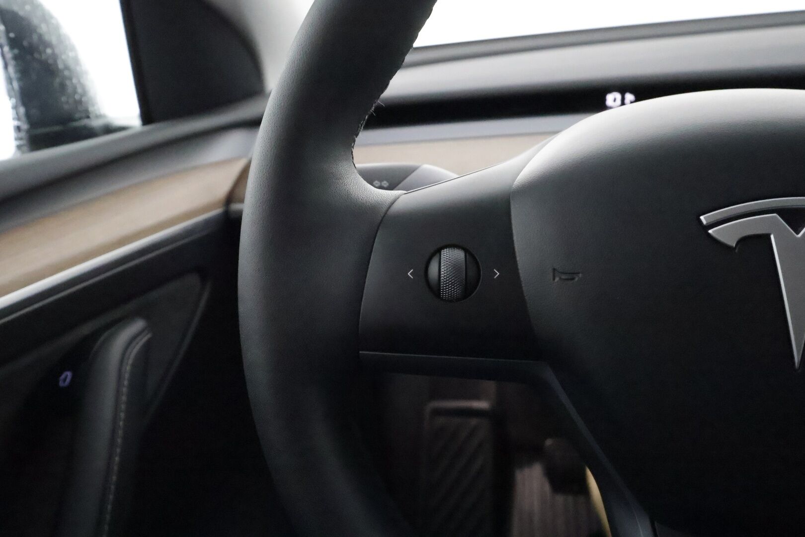 TESLA MODEL Y 2022 Long Range AWD Ryzen AMD **Lasikatto / Lämpöpumppu / Koukku / Adapt.Vakkari / Matrix-LED / P.Kamera / Navi** - 3,99 % KORKOTARJOUS TÄHÄN AUTOON - Nahkaverhoilu / Kaistavahti / Premium Audio / KeylessGO / 2x Renkaat