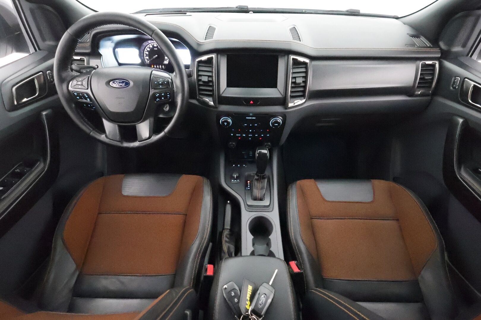FORD RANGER 2017 3.2TDCI 4X4 Aut Grew Cab Wildtrak **Webasto / Koukku / Adapt.Vakkari / P. Kamera / Kaistavahti / Navi** - 3,99 % KORKOTARJOUS TÄHÄN AUTOON - Aut. Ilmastointi / Lämmitetty Tuulilasi / 2x Renkaat