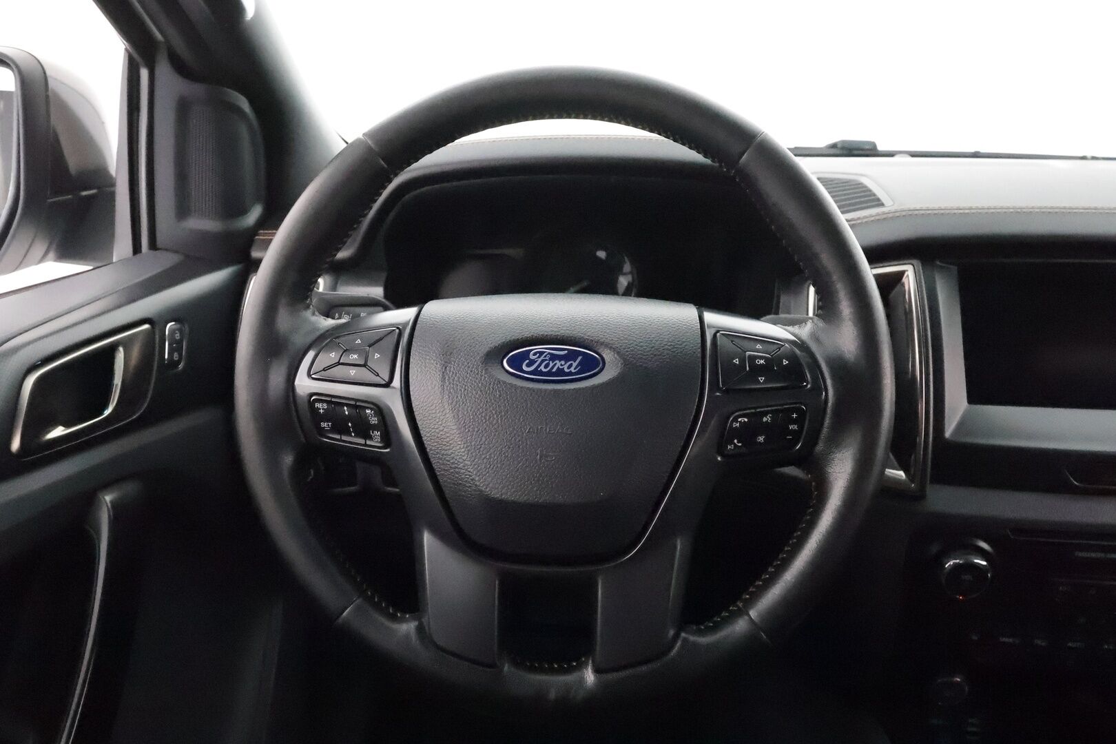 FORD RANGER 2017 3.2TDCI 4X4 Aut Grew Cab Wildtrak **Webasto / Koukku / Adapt.Vakkari / P. Kamera / Kaistavahti / Navi** - 3,99 % KORKOTARJOUS TÄHÄN AUTOON - Aut. Ilmastointi / Lämmitetty Tuulilasi / 2x Renkaat