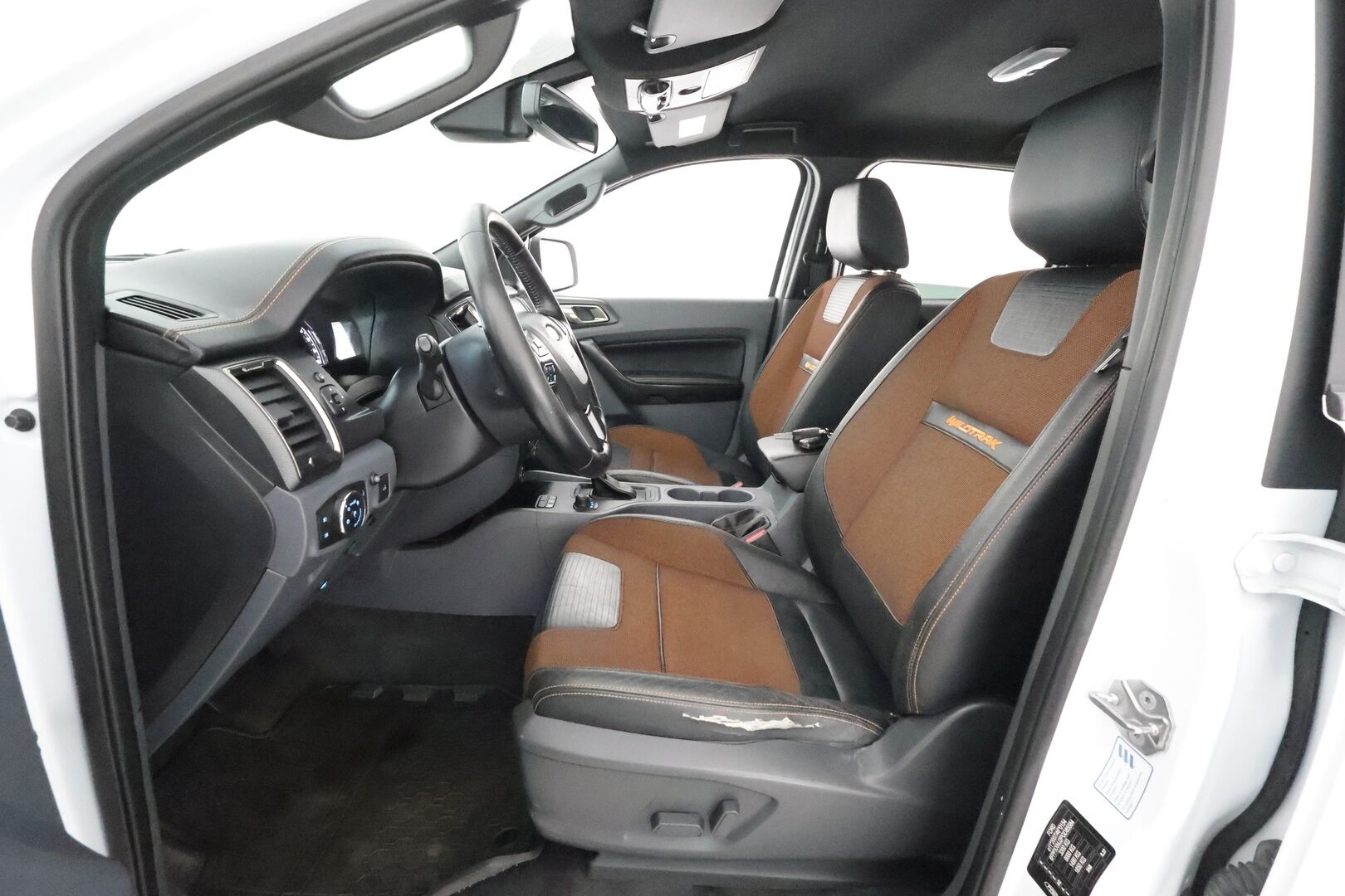 FORD RANGER 2017 3.2TDCI 4X4 Aut Grew Cab Wildtrak **Webasto / Koukku / Adapt.Vakkari / P. Kamera / Kaistavahti / Navi** - 3,99 % KORKOTARJOUS TÄHÄN AUTOON - Aut. Ilmastointi / Lämmitetty Tuulilasi / 2x Renkaat