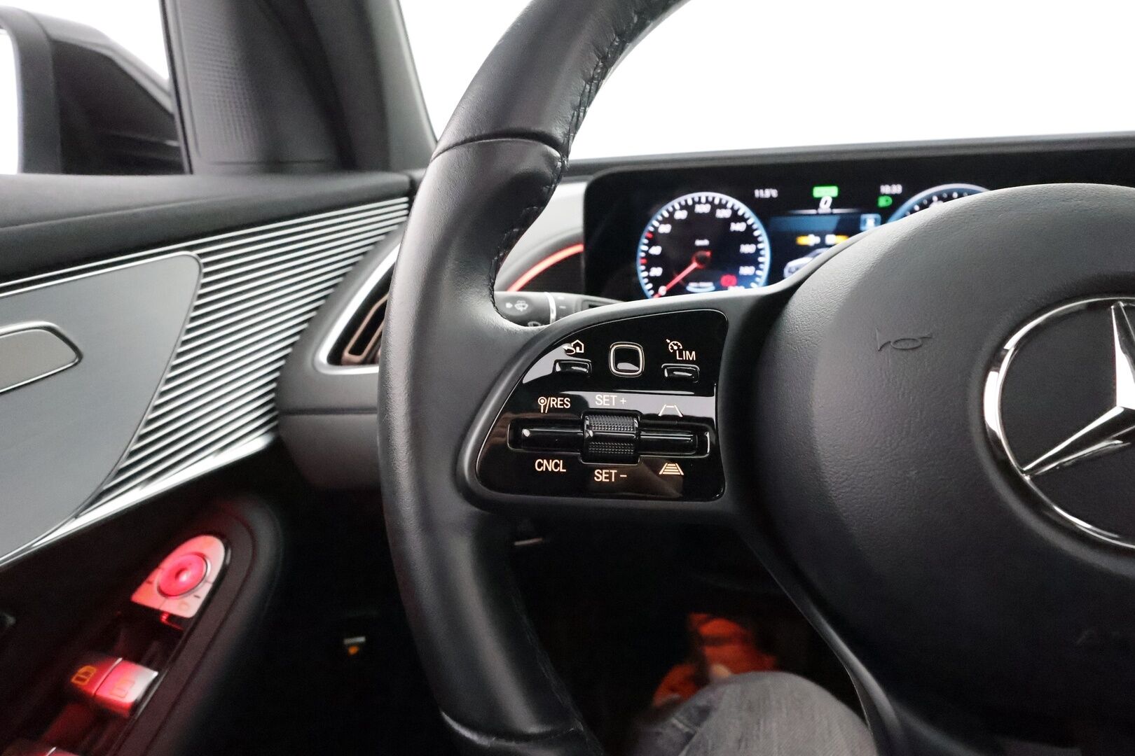 MERCEDES-BENZ EQC 2021 400 4Matic Business **Widescreen / Kattoluukku / Adapt.Vakkari / P.Kamera / LED-valot / Navi / Kaistavahti / KeylessGO** - 3,99 % KORKOTARJOUS TÄHÄN AUTOON - 