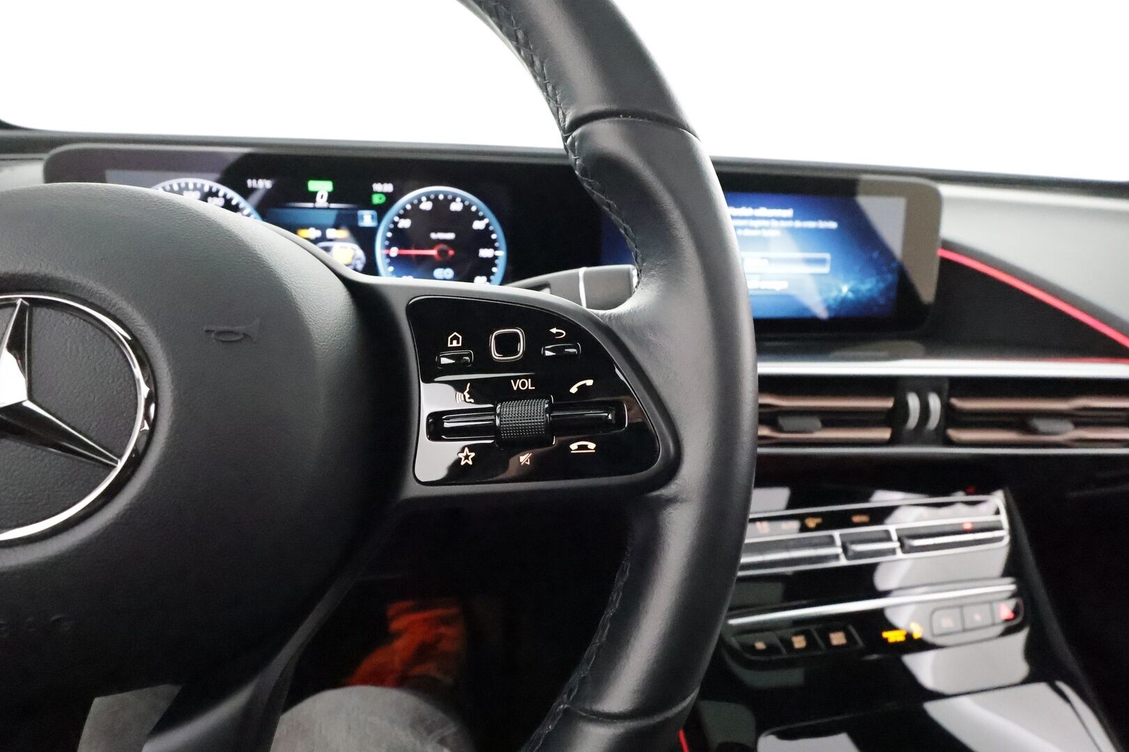 MERCEDES-BENZ EQC 2021 400 4Matic Business **Widescreen / Kattoluukku / Adapt.Vakkari / P.Kamera / LED-valot / Navi / Kaistavahti / KeylessGO** - 3,99 % KORKOTARJOUS TÄHÄN AUTOON - 