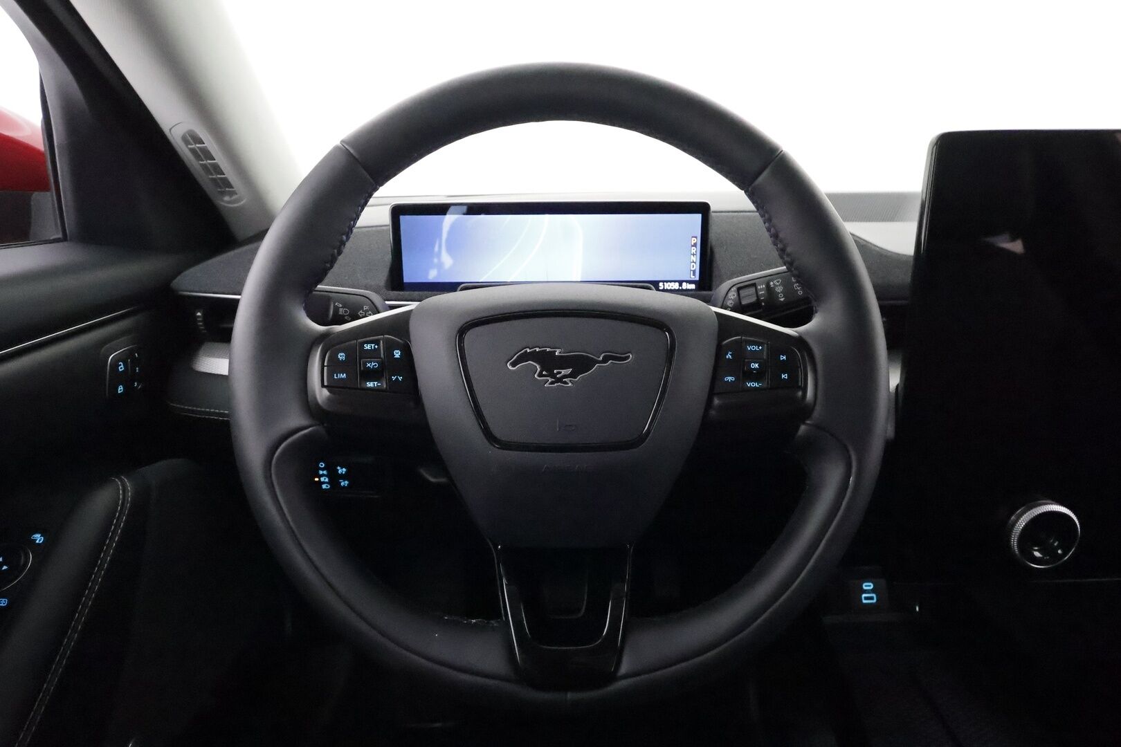 FORD MUSTANG MACH-E 2022 A1 RWD 5-ovinen **Lasikatto / 360° Kamera / Adapt.Vakkari / Bang&Olufsen / Muistipenkki / LED-valot / Navi** - 3,99 % KORKOTARJOUS TÄHÄN AUTOON - Kaistavahti / Digimittaristo / KeylessGO / 2x Renkaat