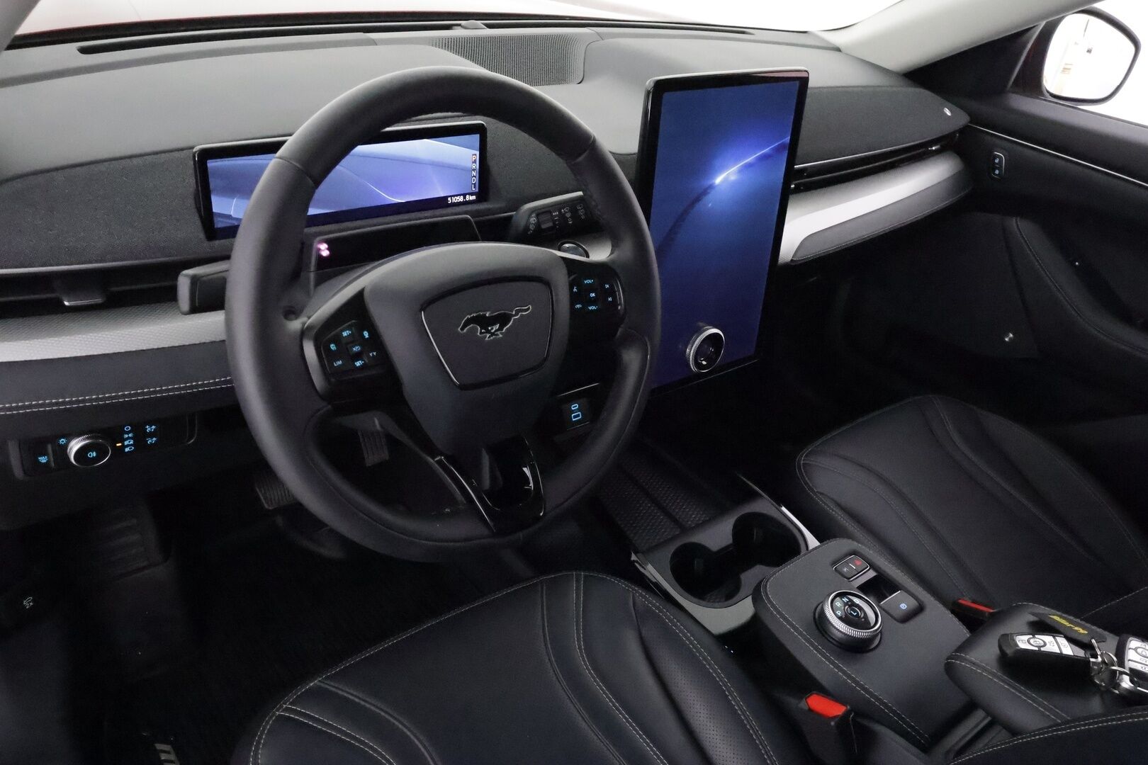 FORD MUSTANG MACH-E 2022 A1 RWD 5-ovinen **Lasikatto / 360° Kamera / Adapt.Vakkari / Bang&Olufsen / Muistipenkki / LED-valot / Navi** - 3,99 % KORKOTARJOUS TÄHÄN AUTOON - Kaistavahti / Digimittaristo / KeylessGO / 2x Renkaat