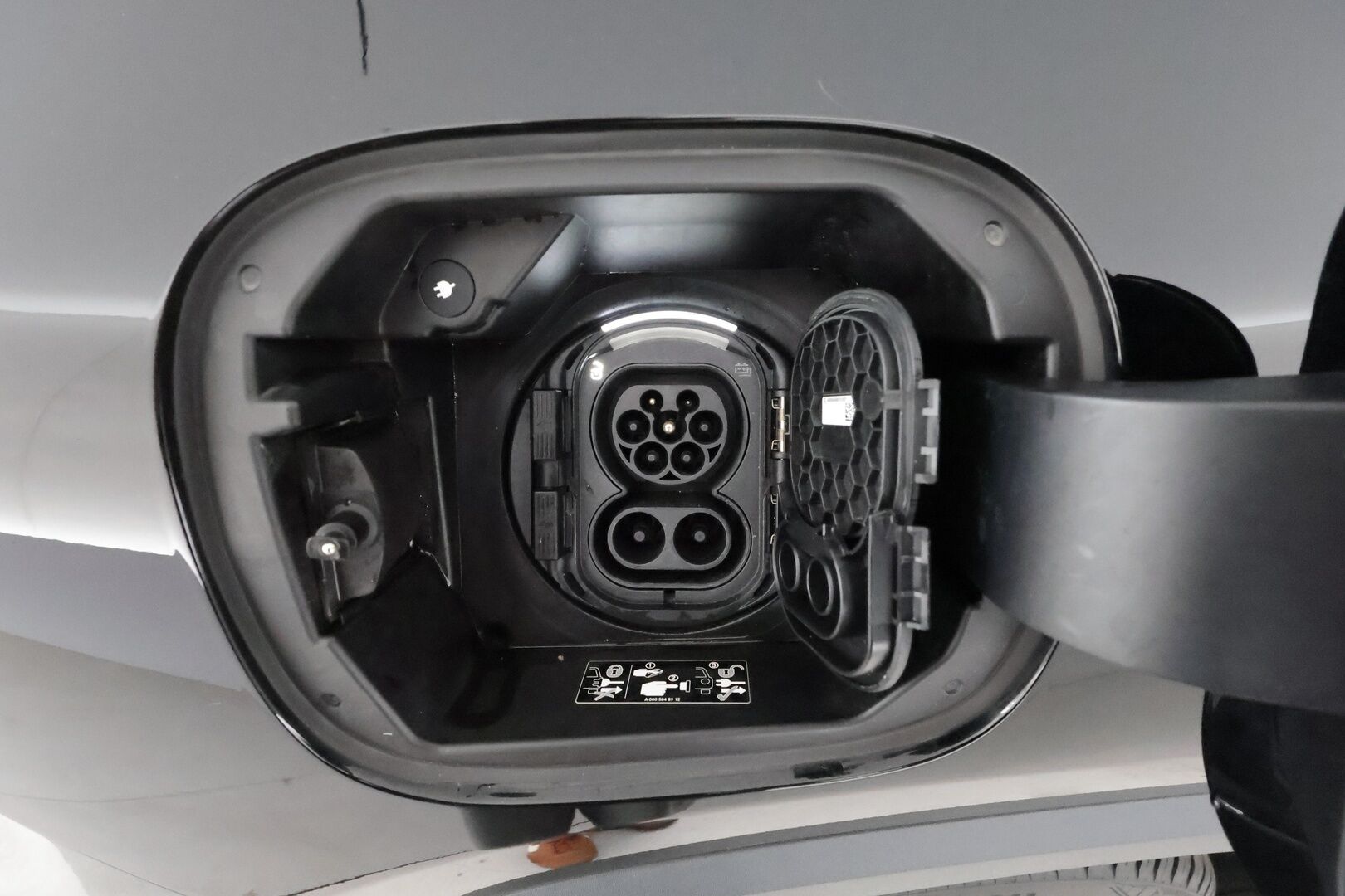 MERCEDES-BENZ EQA 2022 350 4Matic **Widescreen / Panorama / 360° Kamera / Adapt.Vakkari / Muistpenkki / LED-High Performance / Navi** - 3,99 % KORKOTARJOUS TÄHÄN AUTOON - Kaistavahti / KeylessGO / Akku kuntotarkastettu / Juuri Huollettu!