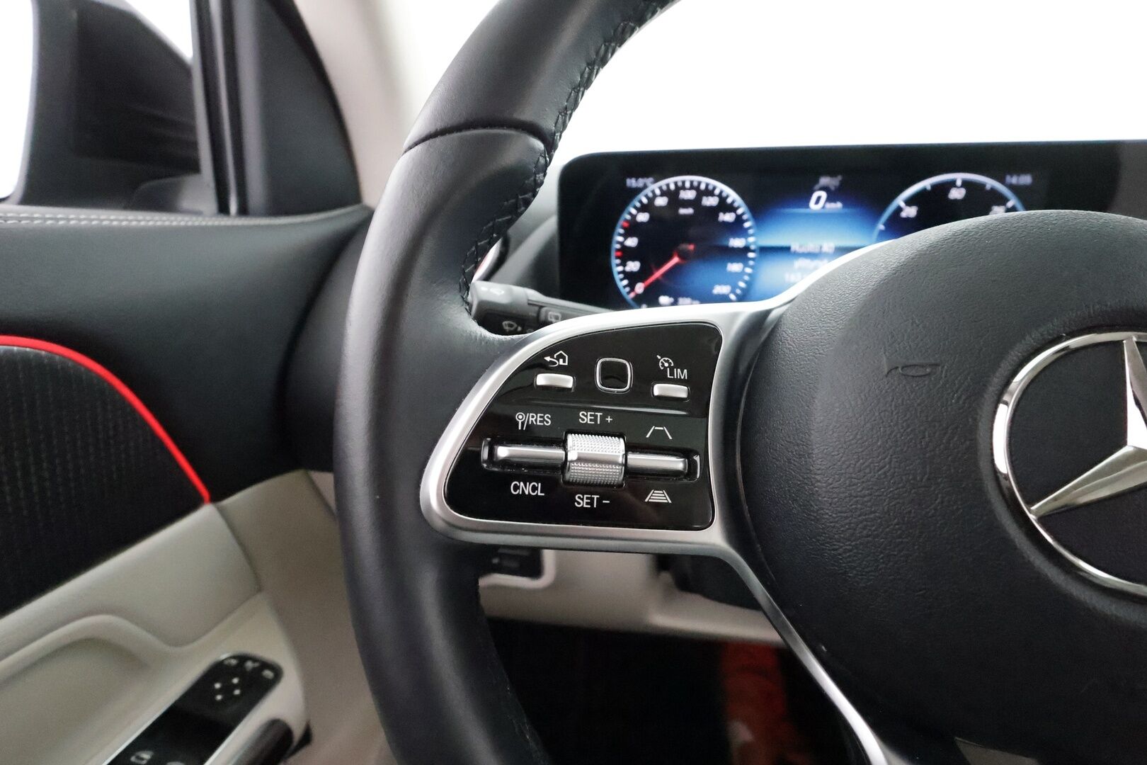 MERCEDES-BENZ EQA 2022 350 4Matic **Widescreen / Panorama / 360° Kamera / Adapt.Vakkari / Muistpenkki / LED-High Performance / Navi** - 3,99 % KORKOTARJOUS TÄHÄN AUTOON - Kaistavahti / KeylessGO / Akku kuntotarkastettu / Juuri Huollettu!