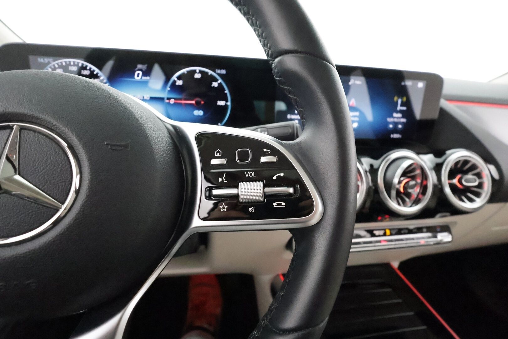 MERCEDES-BENZ EQA 2022 350 4Matic **Widescreen / Panorama / 360° Kamera / Adapt.Vakkari / Muistpenkki / LED-High Performance / Navi** - 3,99 % KORKOTARJOUS TÄHÄN AUTOON - Kaistavahti / KeylessGO / Akku kuntotarkastettu / Juuri Huollettu!