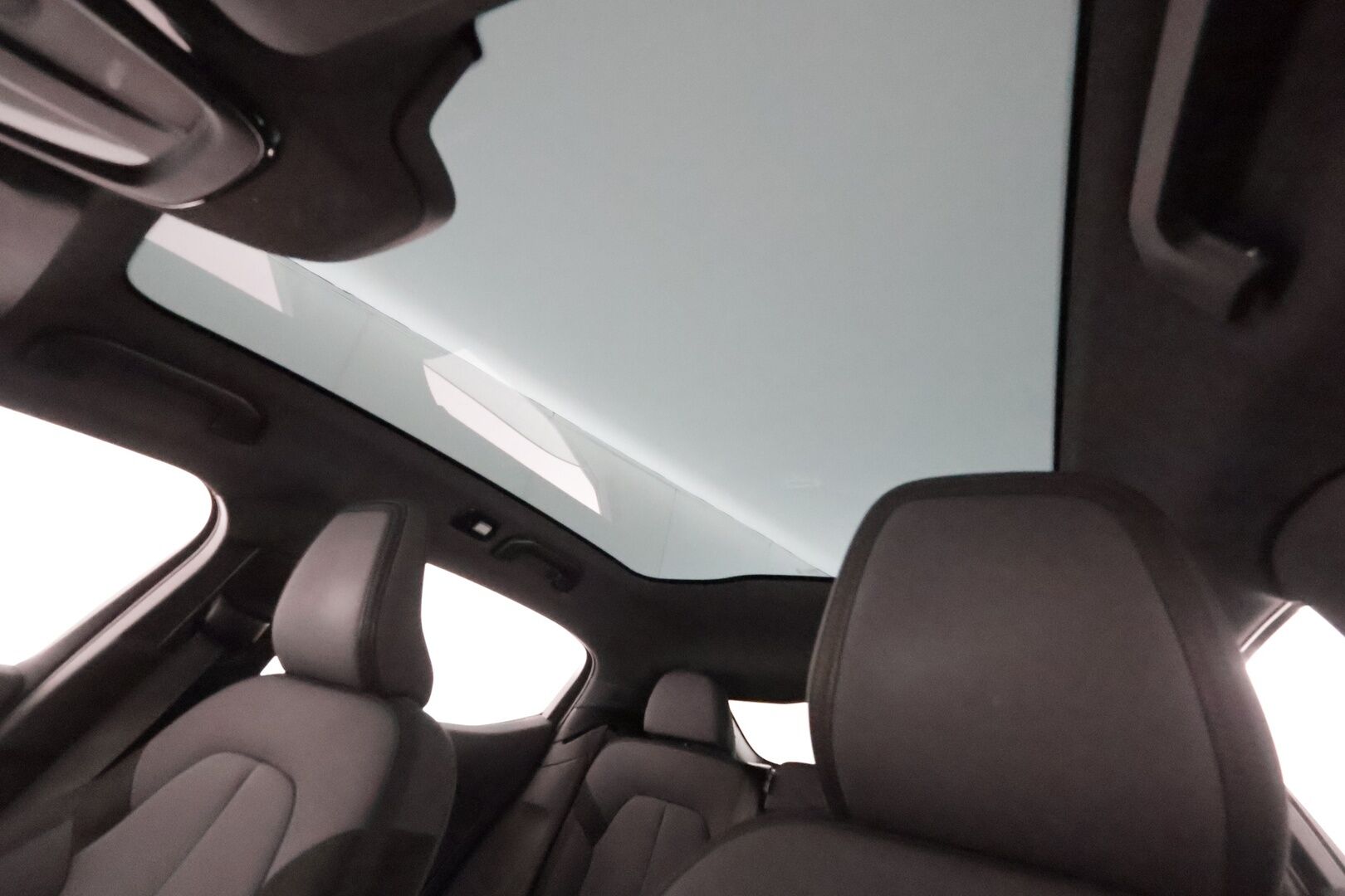 POLESTAR 2 2022 Standard Range Single Motor, 170kW ** Pilot&Plus / Lasikatto / 360° / Lämpöpumppu ** - Pixel-LED / Harman/Kardon / Google Maps / Kaistavahti / KeylessGO / 2x Renkaat / Akku kuntotarkastettu