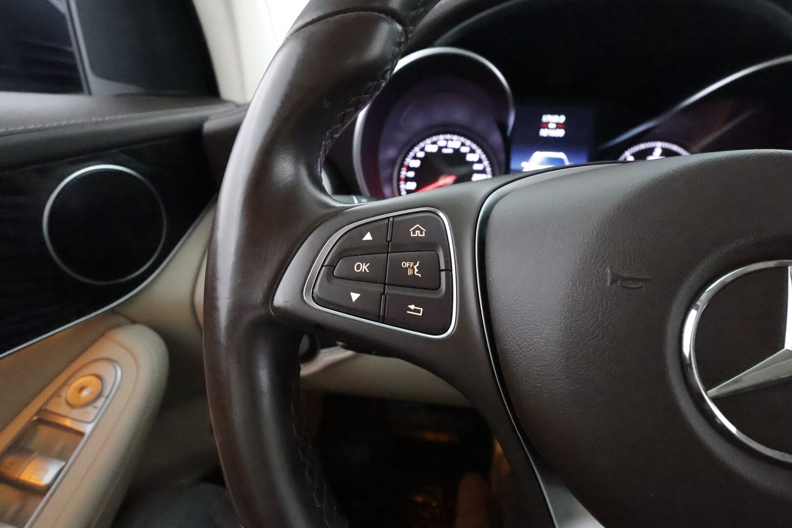 MERCEDES-BENZ GLC 2016 220 d 4MATIC 9G-Tronic - 3,99 % KORKOTARJOUS TÄHÄN AUTOON - * Koukku / Adapt.LED / Sporttipenkit / P.Tutkat / Navi / 2x Renkaat *