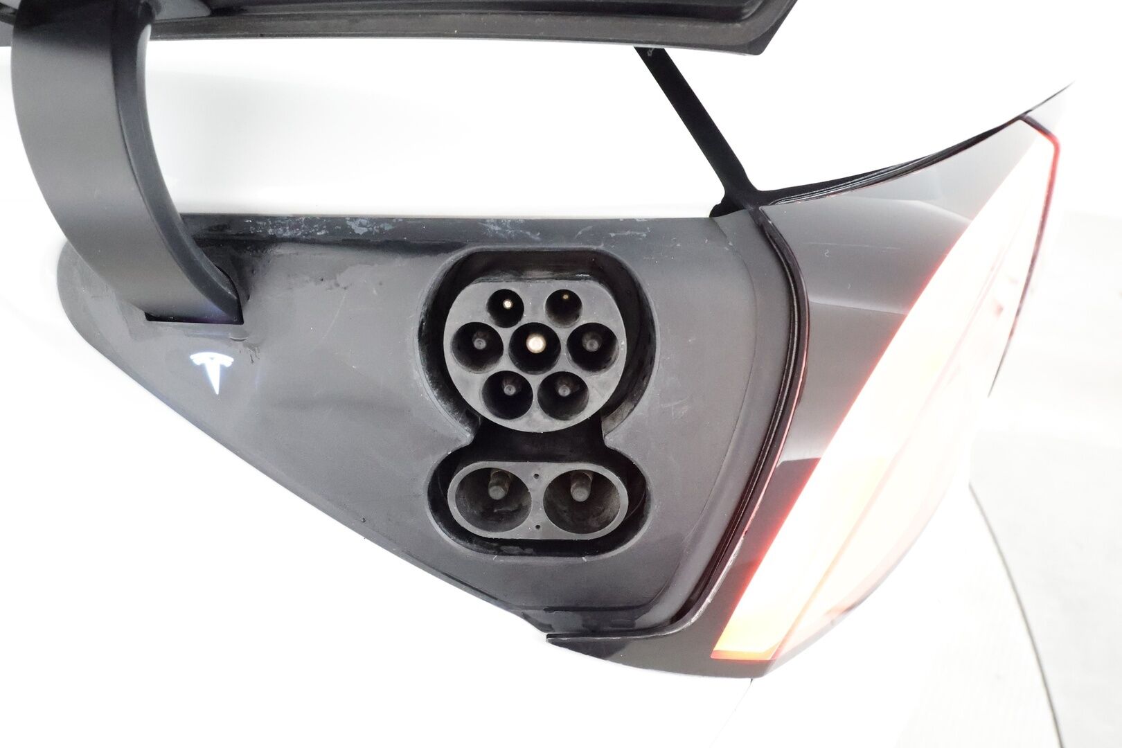 TESLA MODEL Y 2022 Long Range AWD Ryzen AMD **Lasikatto / Lämpöpumppu / Koukku / Adapt.Vakkari / Matrix-LED / Muistipenkki / P.Kamera*** - 3,99 % KORKOTARJOUS TÄHÄN AUTOON - Premium Audio / Navi / Kaistavahti / KeylessGO / 2x renkaat
