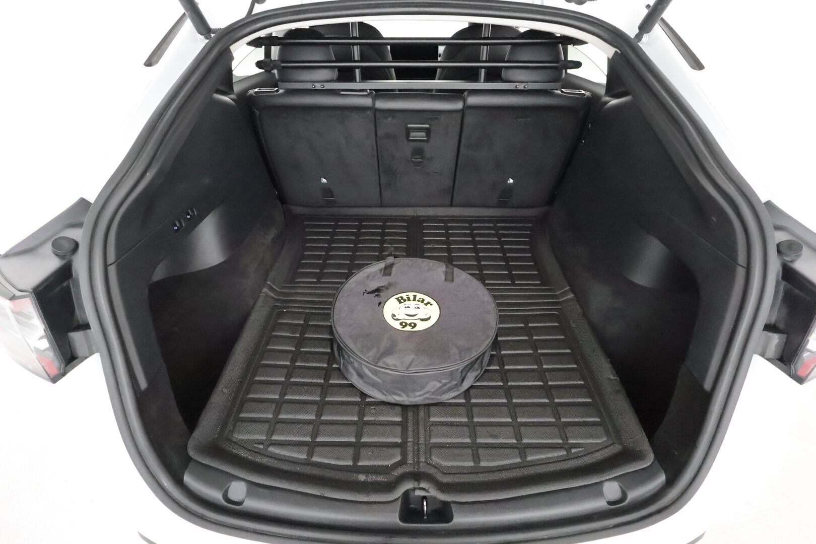 TESLA MODEL Y 2022 Long Range AWD Ryzen AMD **Lasikatto / Lämpöpumppu / Koukku / Adapt.Vakkari / Matrix-LED / Muistipenkki / P.Kamera*** - 3,99 % KORKOTARJOUS TÄHÄN AUTOON - Premium Audio / Navi / Kaistavahti / KeylessGO / 2x renkaat