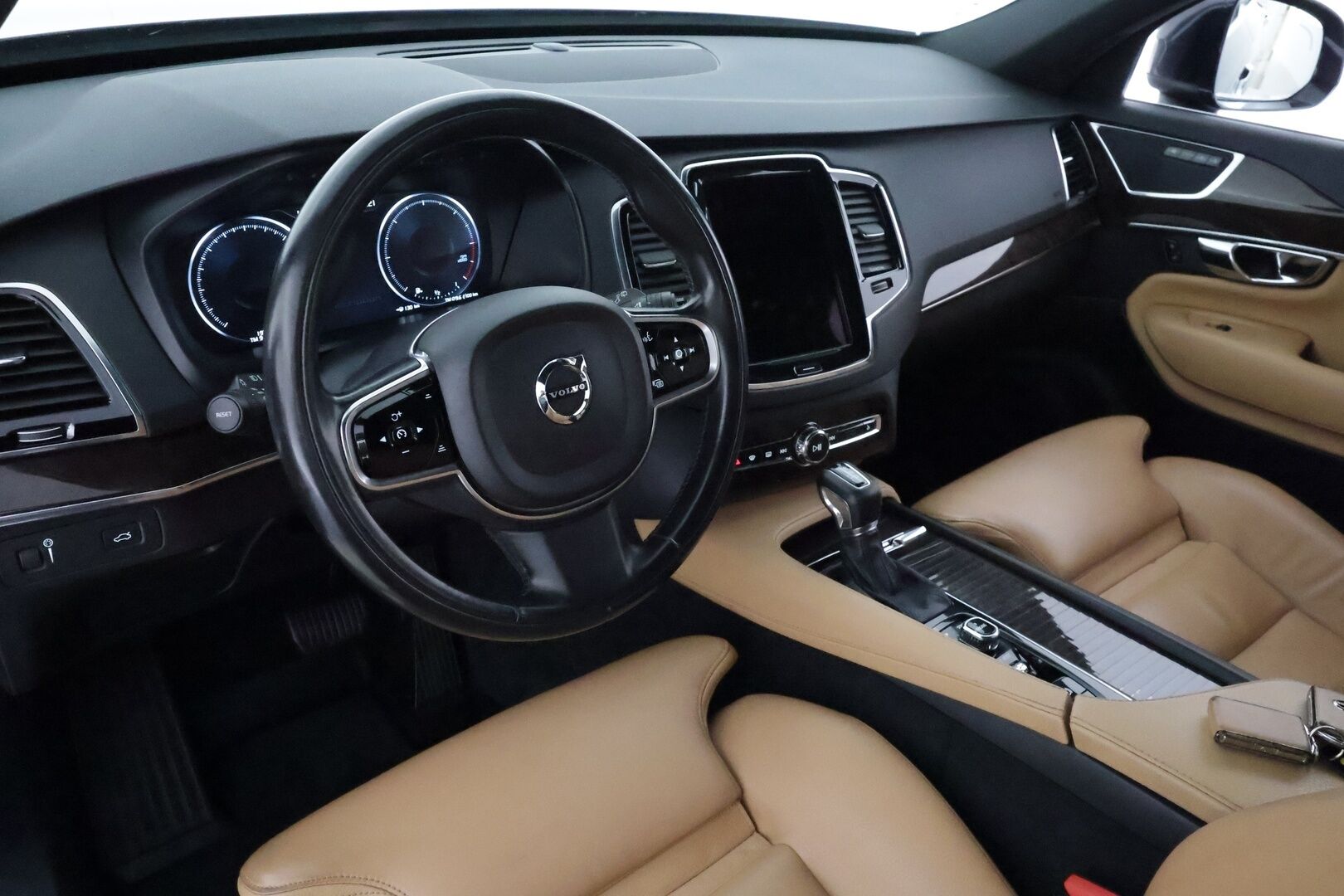 Volvo XC90 2016 D5 AWD Inscription aut **Webasto / Koukku / Adapt.Vakkari / Full-LED / Sporttinahat Muistilla / Istuimet-7 / P.Kamera** - 3,99 % KORKOTARJOUS TÄHÄN AUTOON - 4-Alueinen AC / Navi / Kaistavahti / KeylessGO / 2x Renkaat