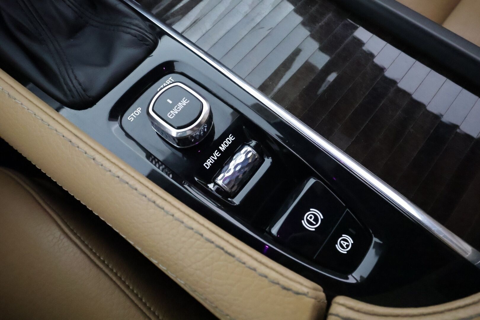 Volvo XC90 2016 D5 AWD Inscription aut **Webasto / Koukku / Adapt.Vakkari / Full-LED / Sporttinahat Muistilla / Istuimet-7 / P.Kamera** - 3,99 % KORKOTARJOUS TÄHÄN AUTOON - 4-Alueinen AC / Navi / Kaistavahti / KeylessGO / 2x Renkaat