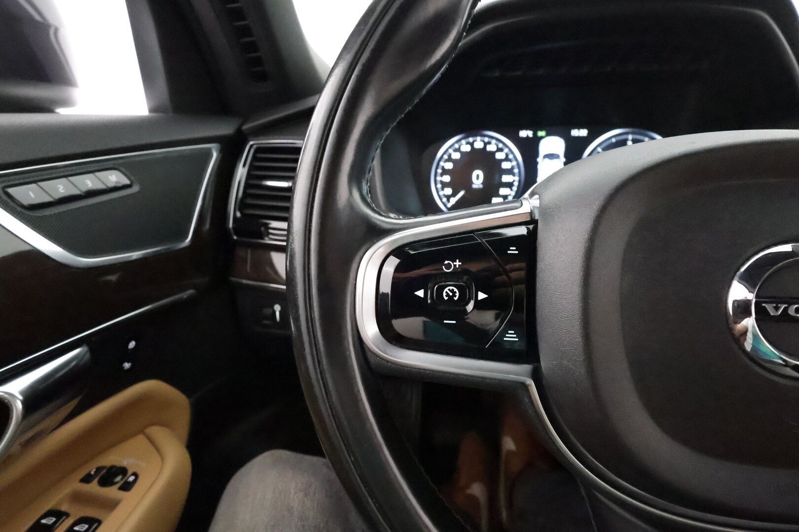 Volvo XC90 2016 D5 AWD Inscription aut **Webasto / Koukku / Adapt.Vakkari / Full-LED / Sporttinahat Muistilla / Istuimet-7 / P.Kamera** - 3,99 % KORKOTARJOUS TÄHÄN AUTOON - 4-Alueinen AC / Navi / Kaistavahti / KeylessGO / 2x Renkaat