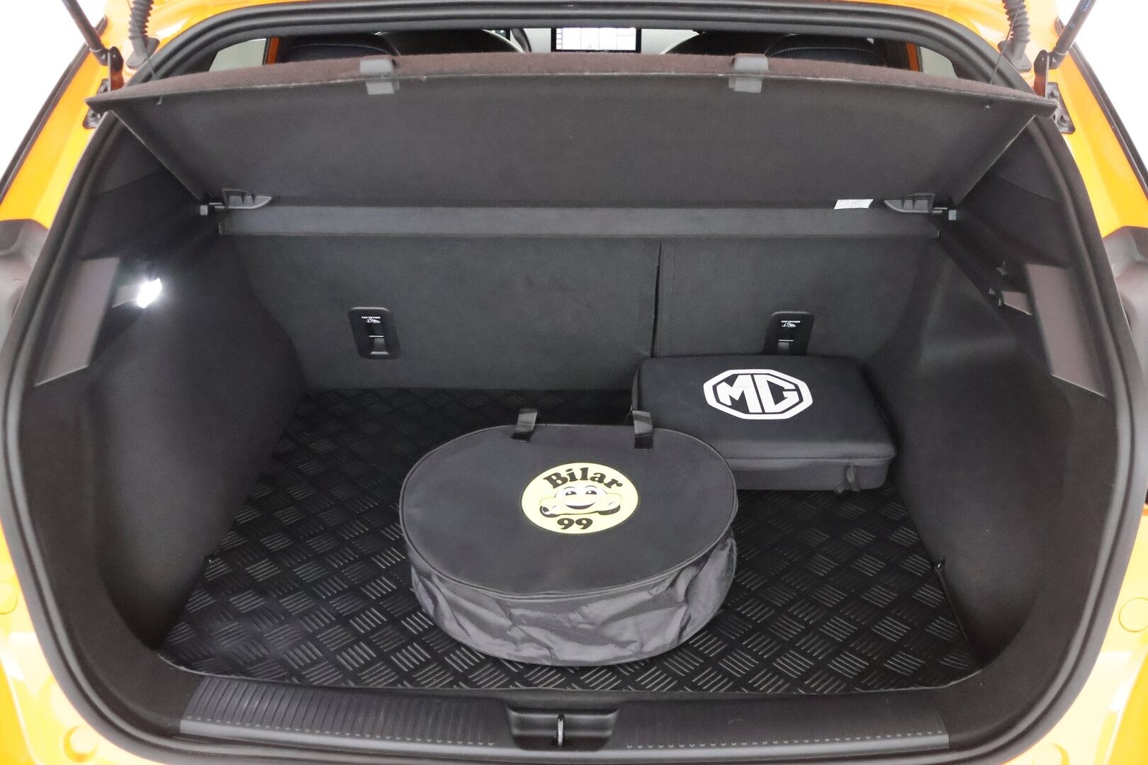 MG MG4 2022 Luxury Long Range - Adapt.Vakkari / 360-Kamera / Puolinahkasisusta / LED / Apple&Android / Navi / BLIS / Huippuvarusteet / Akku testattu!