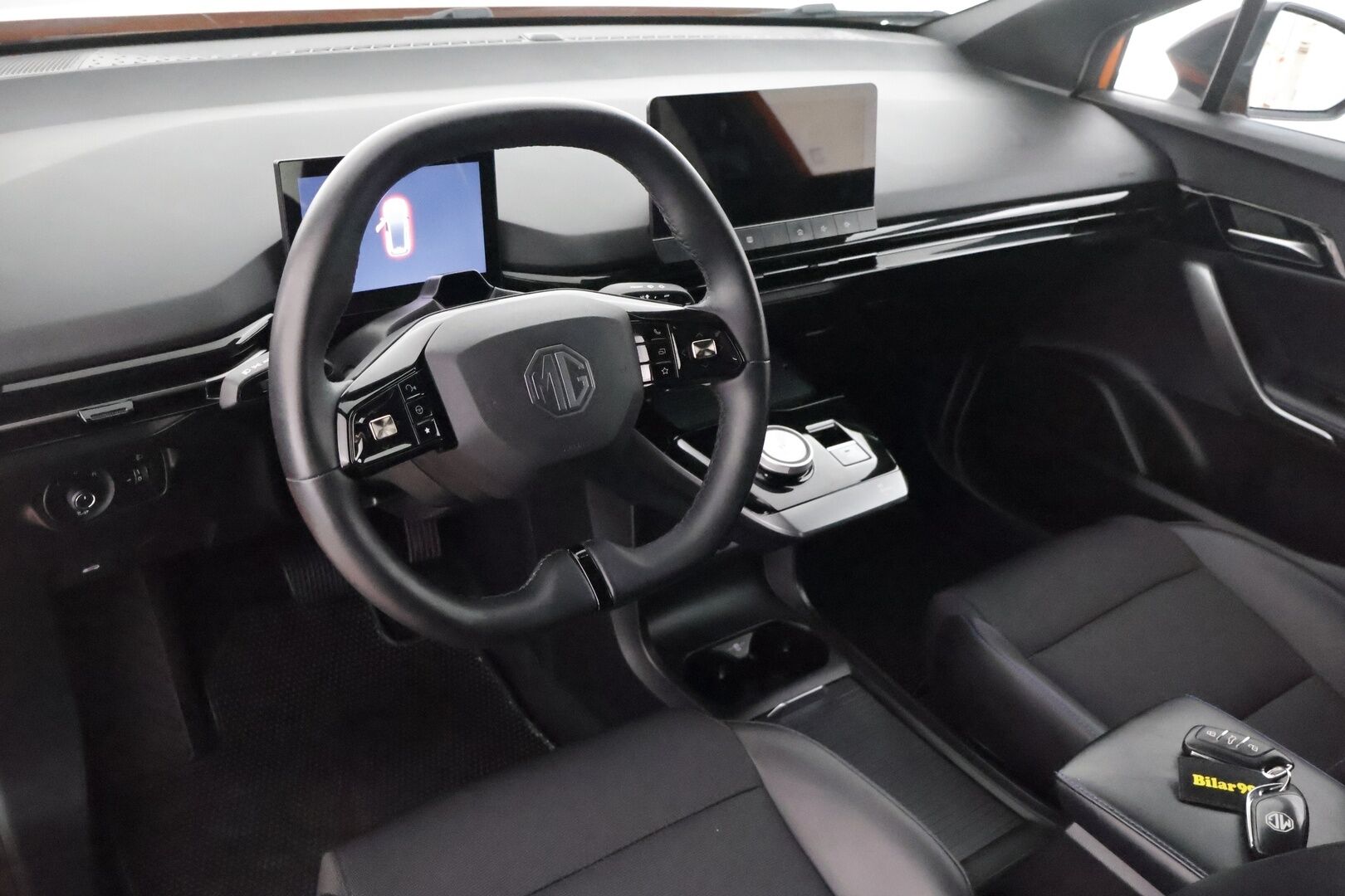 MG MG4 2022 Luxury Long Range - Adapt.Vakkari / 360-Kamera / Puolinahkasisusta / LED / Apple&Android / Navi / BLIS / Huippuvarusteet / Akku testattu!
