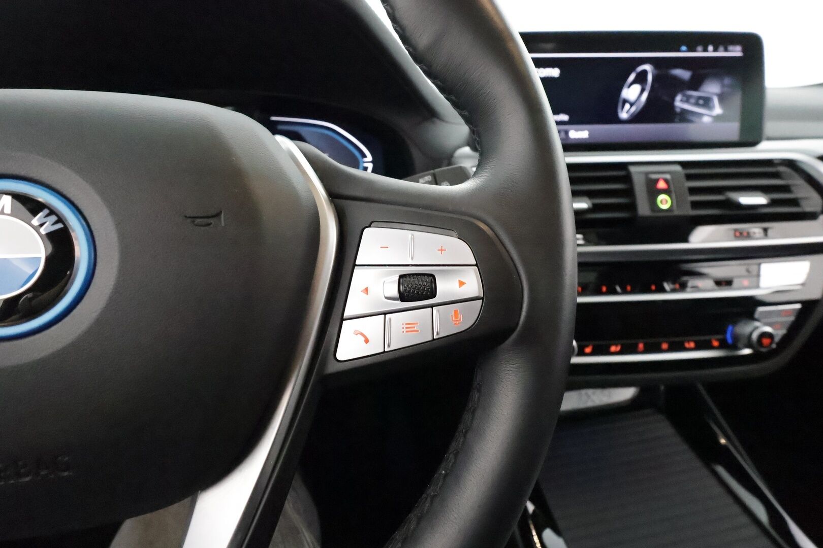 BMW IX3 2021 G08 Impressive - 3,99 % KORKOTARJOUS TÄHÄN AUTOON - Adapt.Vakkari / Vetokoukku / Harman&Kardon / HUD / 360-Kamera / Nahkasisusta / 2x Renkaat aluvantein / Huippuvarusteet!