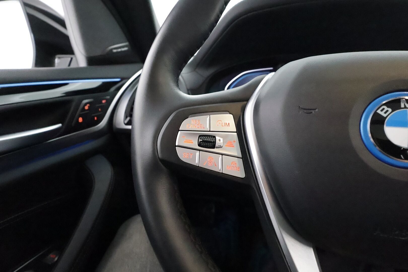 BMW IX3 2021 G08 Impressive - 3,99 % KORKOTARJOUS TÄHÄN AUTOON - Adapt.Vakkari / Vetokoukku / Harman&Kardon / HUD / 360-Kamera / Nahkasisusta / 2x Renkaat aluvantein / Huippuvarusteet!