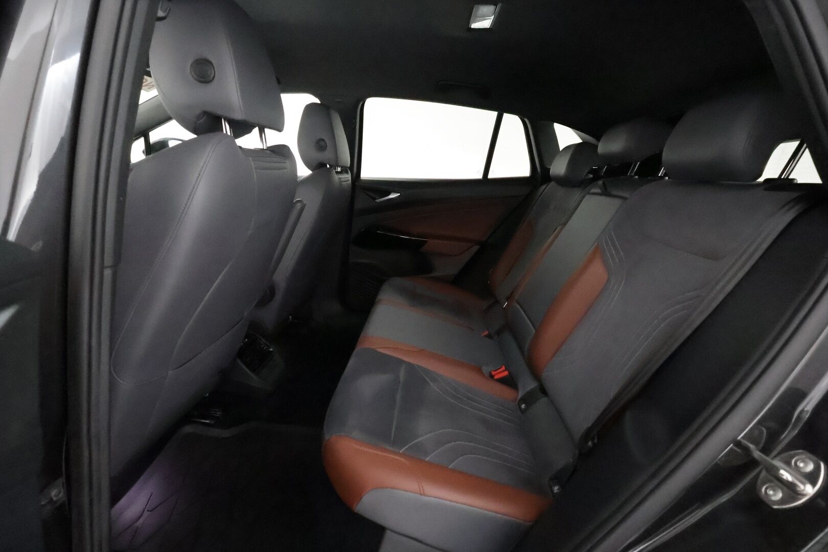 VOLKSWAGEN ID.4 2021 150kW Pro Performance **Lämpöpumppu / Koukku / Adapt.Vakkari / P.Kamera / LED-valot / Kaistavahti / Navi** - KeylessGO / 2x Renkaat / Akku Kuntotarkastettu!