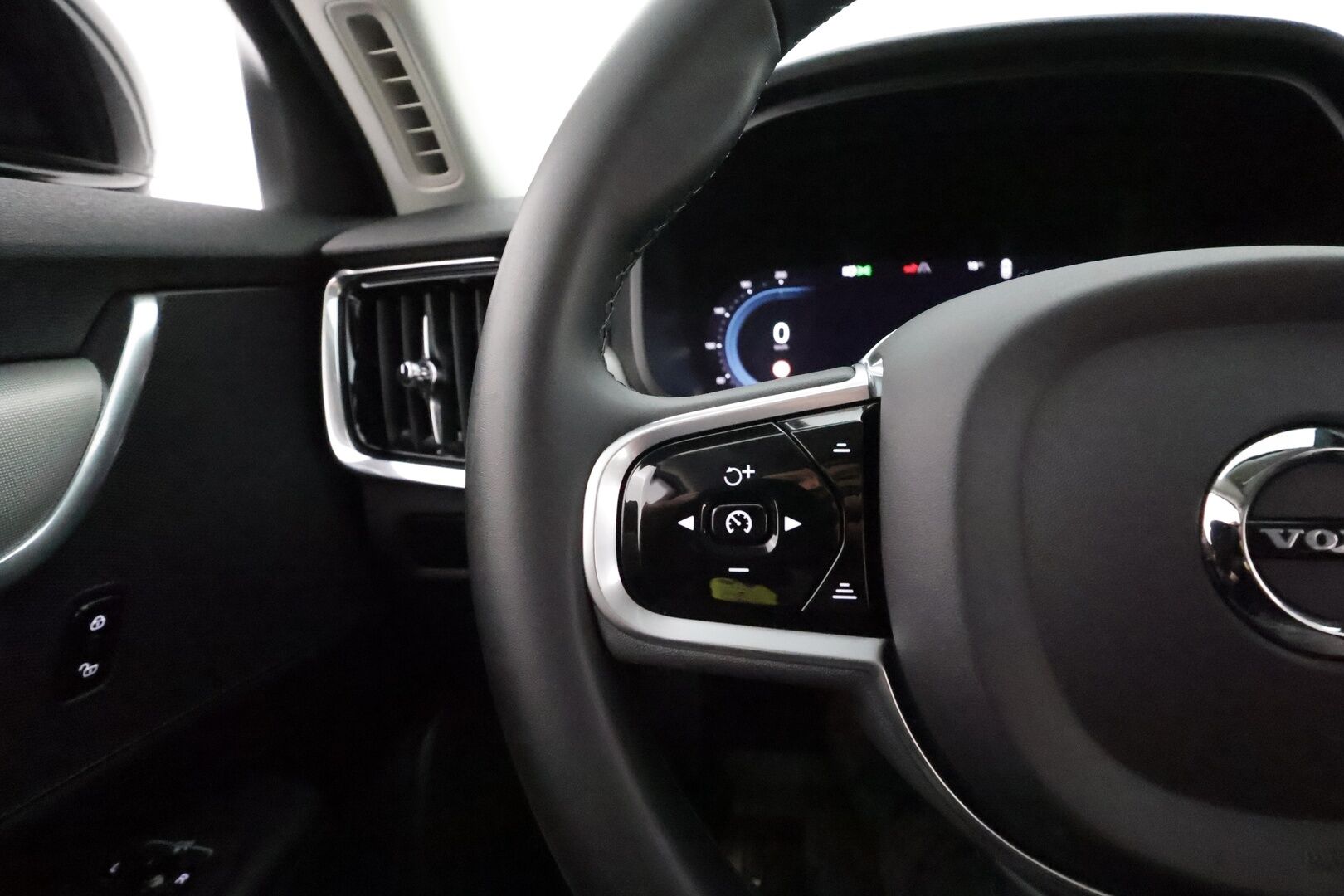 Volvo V90 2023 T6 350 AWD Core Bright Auto **Koukku / Adapt.Vakkari / P.kamera / LED-valot / Kaistavahti / Google Maps / KeylessGO** - 3,99 % KORKOTARJOUS TÄHÄN AUTOON - Akku kuntotarkastettu / Digimittaristo / 2x Renkaat