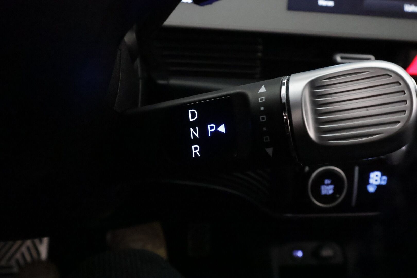 HYUNDAI IONIQ 5 2022 73kWh 305hv Advanced AWD ** Lämpöpumppu / HUD / Adapt.vakkari / Bose / 360 kamera / Koukku / Muistipenkki - Akku kuntotarkastettu / Apple&Android / Keyless 