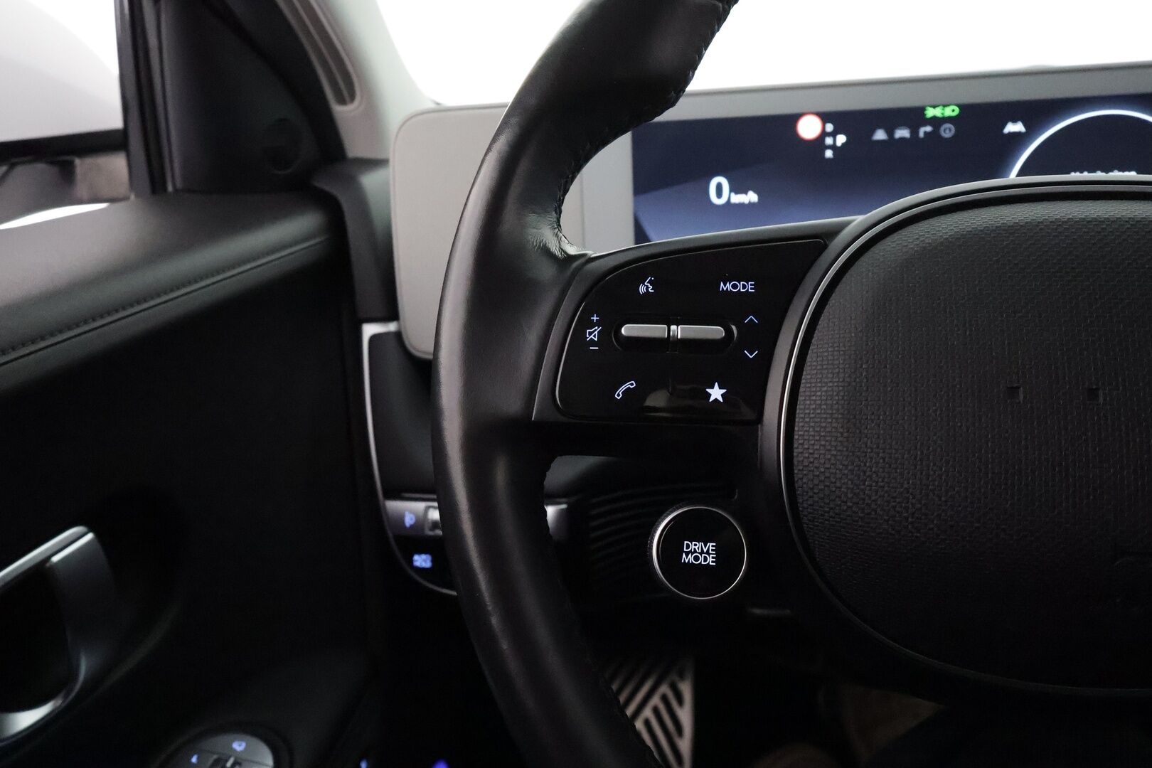 HYUNDAI IONIQ 5 2022 73kWh 305hv Advanced AWD ** Lämpöpumppu / HUD / Adapt.vakkari / Bose / 360 kamera / Koukku / Muistipenkki - Akku kuntotarkastettu / Apple&Android / Keyless 