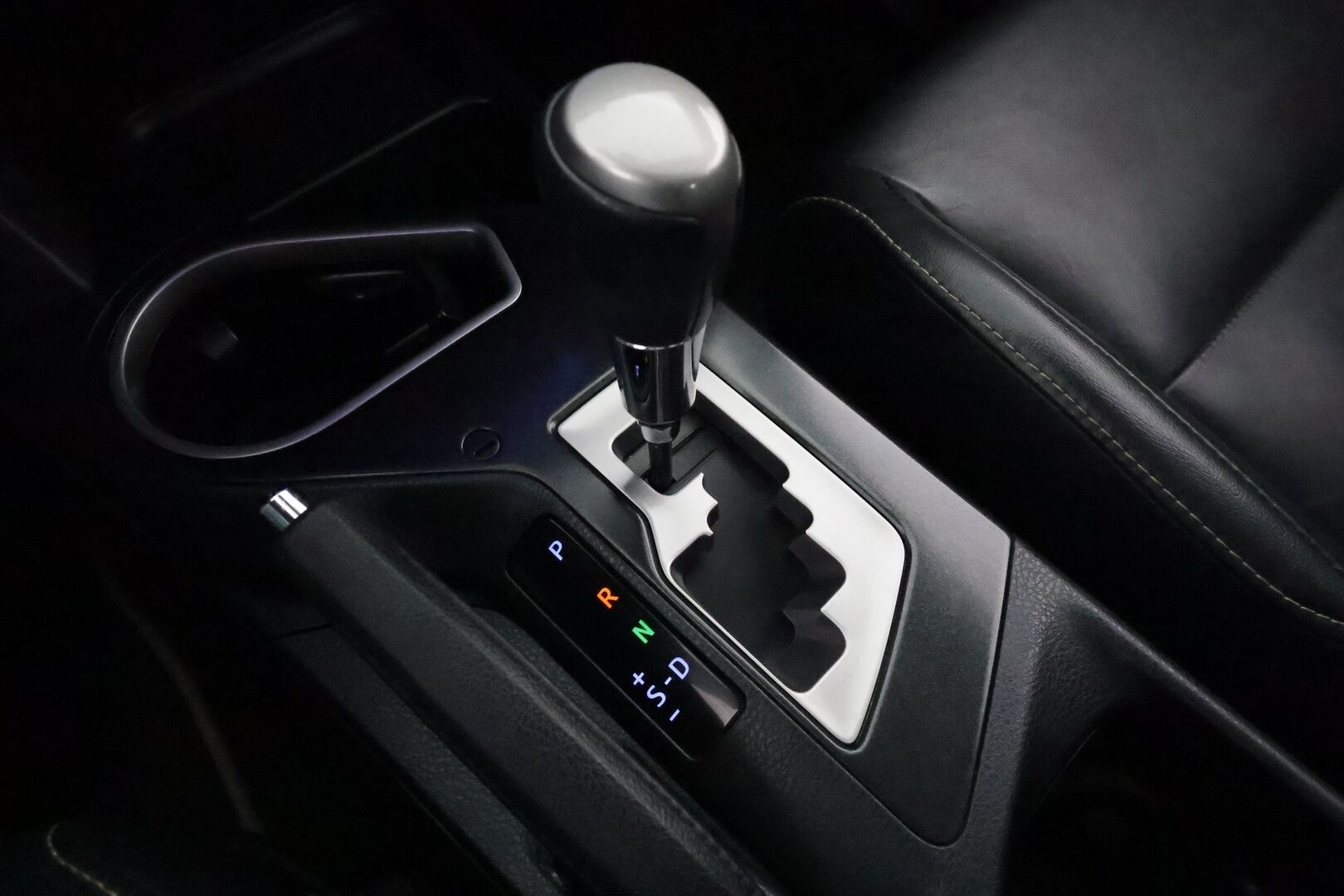 TOYOTA RAV4 2016 AWD 2.5 Hybrid Executive ** Adapt.vakkari / P.kamera / Kattoluukku / Nahkasisusta / Keyles / Navi