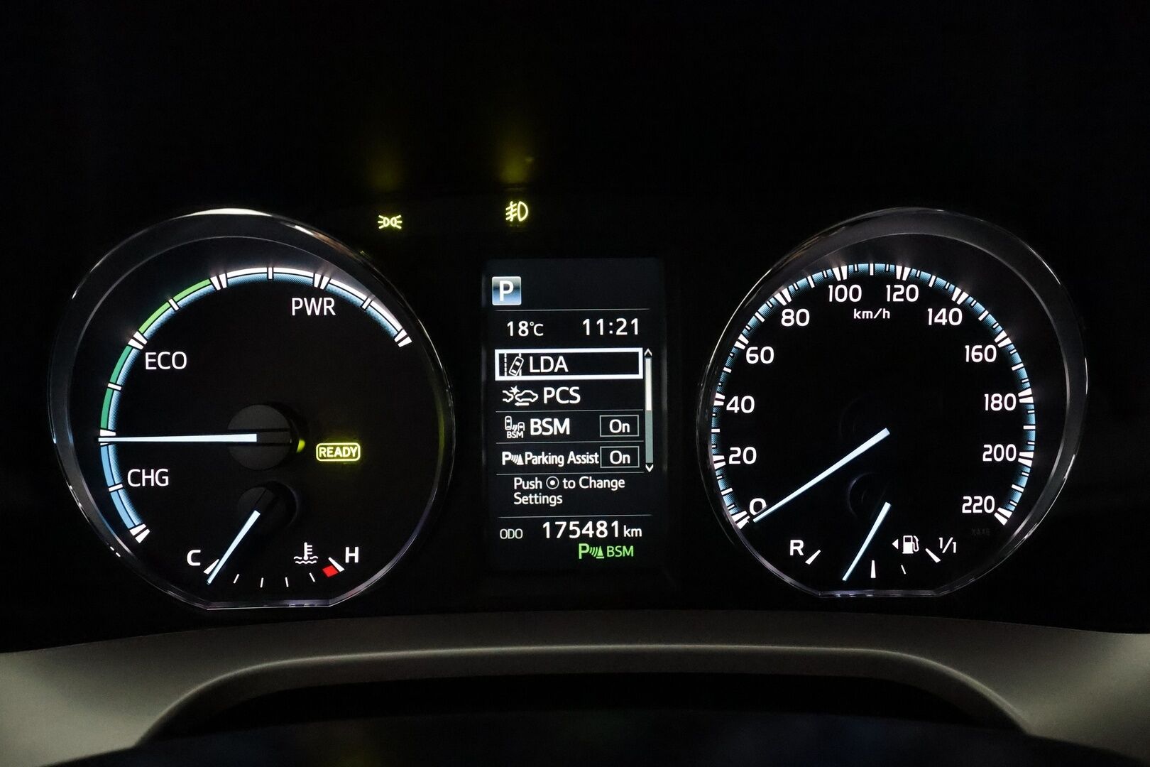 TOYOTA RAV4 2016 AWD 2.5 Hybrid Executive ** Adapt.vakkari / P.kamera / Kattoluukku / Nahkasisusta / Keyles / Navi