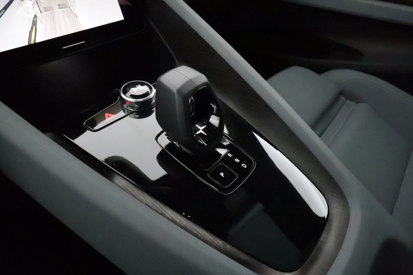 POLESTAR 2 2022 Standard Range Single Motor, 165kW, 64kWh ** Pilot & Plus / Lämpöpumppu / Panorama / H&K / 360 kamera / Pixel LED - 3,99 % KORKOTARJOUS TÄHÄN AUTOON - Akku kuntotarkastettu / Muistipenkki / Apple&Android / Keyless / Sporttipenkit