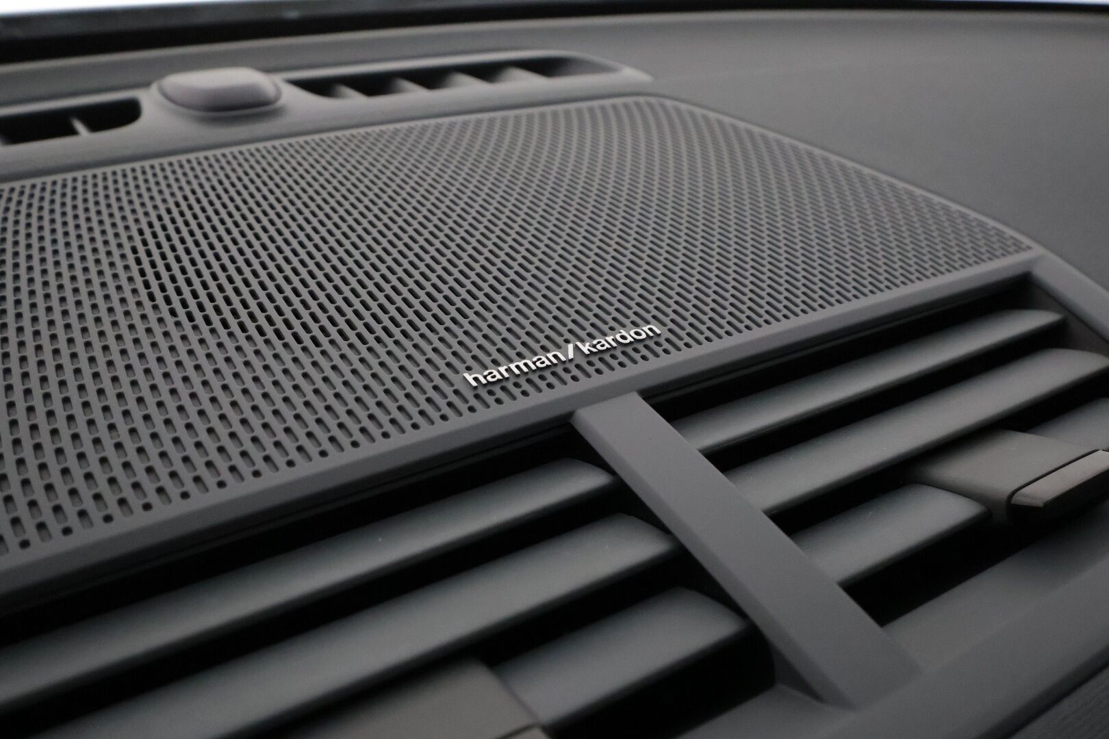 POLESTAR 2 2022 Standard Range Single Motor, 165kW, 64kWh ** Pilot & Plus / Lämpöpumppu / Panorama / H&K / 360 kamera / Pixel LED - 3,99 % KORKOTARJOUS TÄHÄN AUTOON - Akku kuntotarkastettu / Muistipenkki / Apple&Android / Keyless / Sporttipenkit