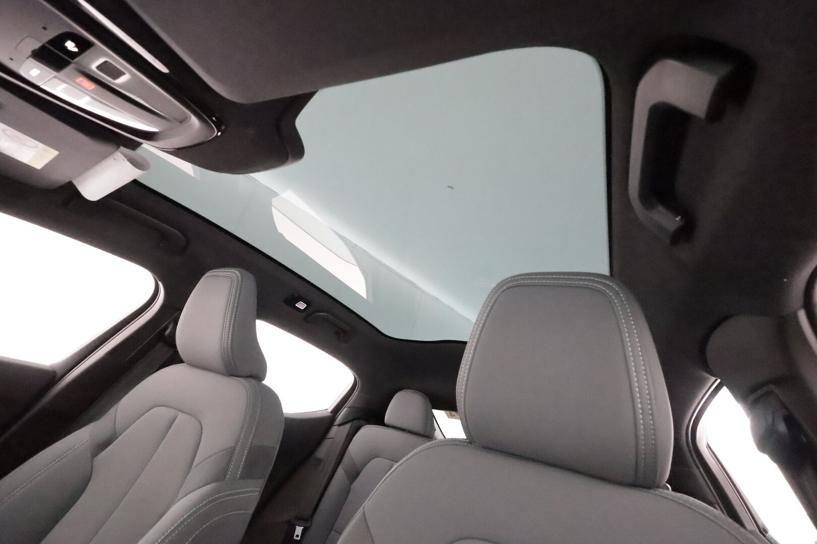 POLESTAR 2 2022 Standard Range Single Motor, 165kW, 64kWh ** Pilot & Plus / Lämpöpumppu / Panorama / H&K / 360 kamera / Pixel LED - 3,99 % KORKOTARJOUS TÄHÄN AUTOON - Akku kuntotarkastettu / Muistipenkki / Apple&Android / Keyless / Sporttipenkit
