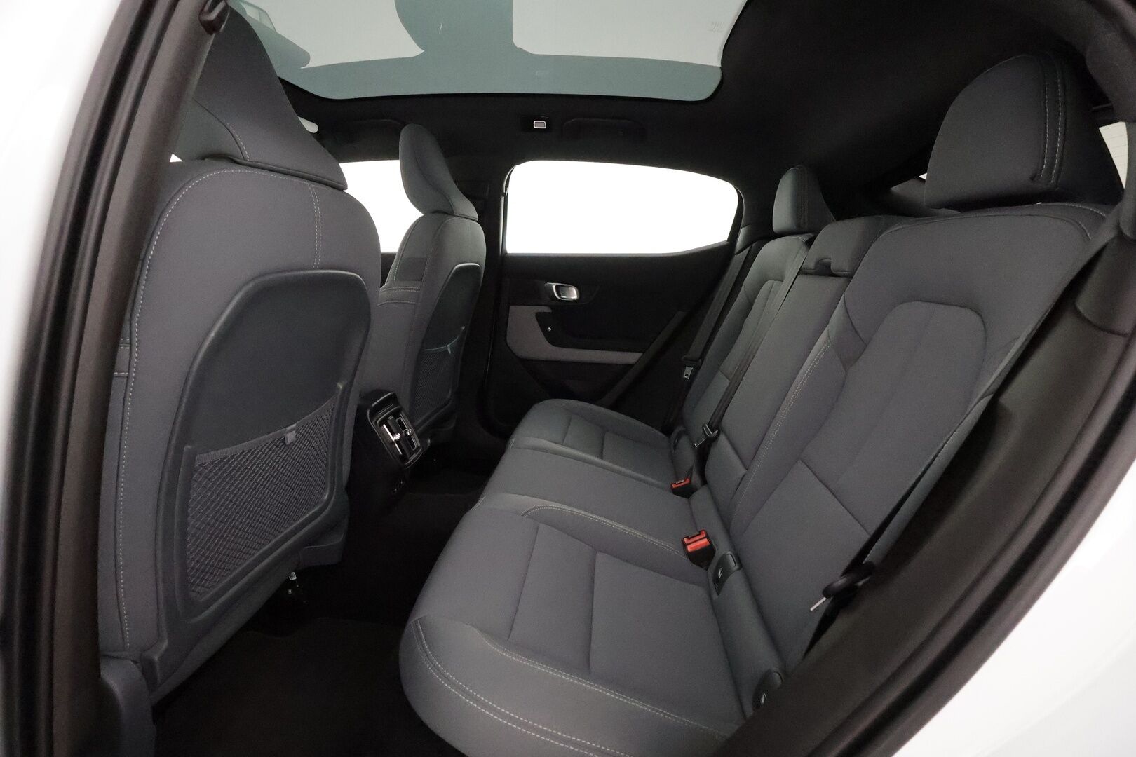 POLESTAR 2 2022 Standard Range Single Motor, 165kW, 64kWh ** Pilot & Plus / Lämpöpumppu / Panorama / H&K / 360 kamera / Pixel LED - 3,99 % KORKOTARJOUS TÄHÄN AUTOON - Akku kuntotarkastettu / Muistipenkki / Apple&Android / Keyless / Sporttipenkit
