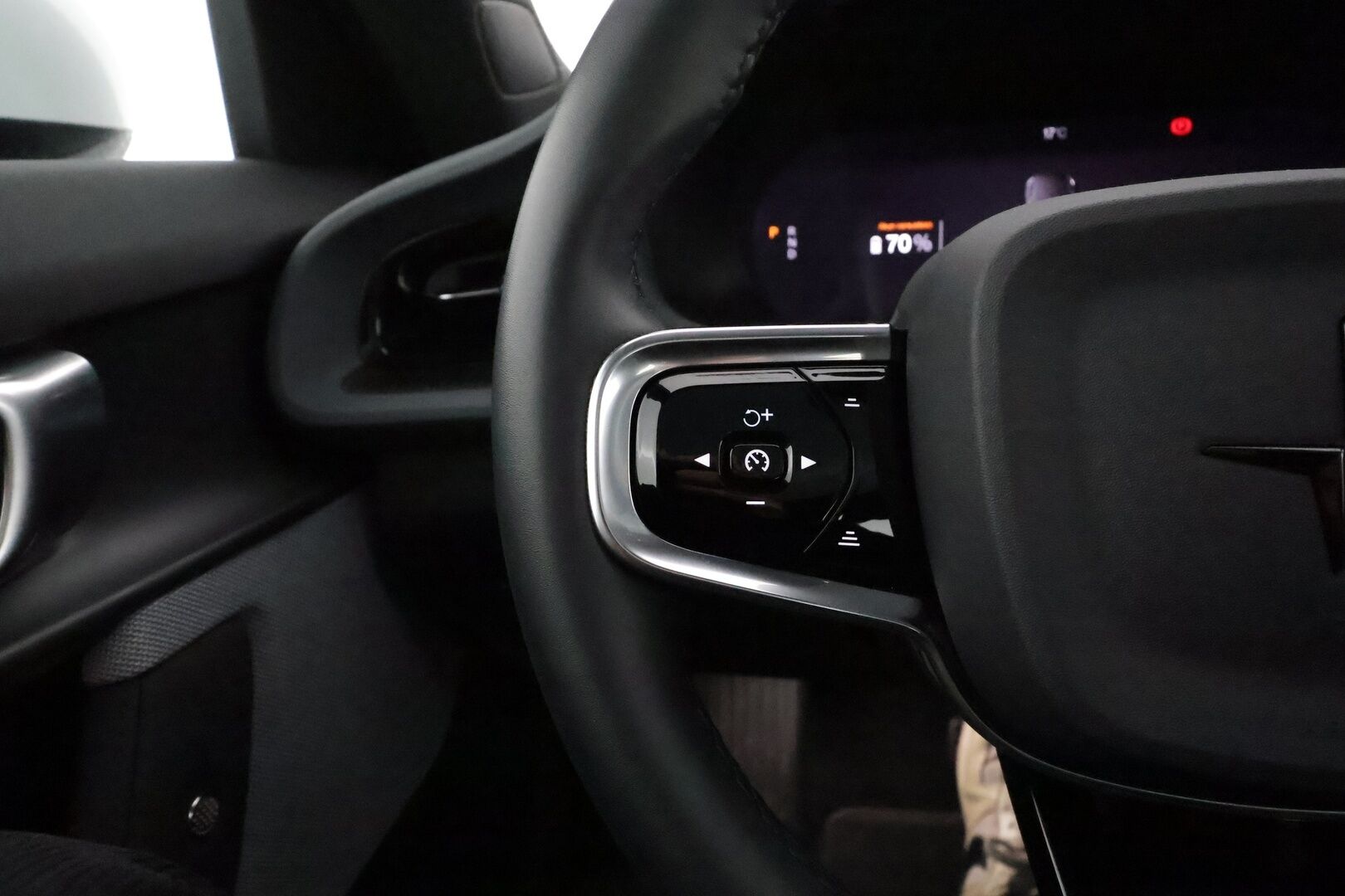 POLESTAR 2 2022 Standard Range Single Motor, 165kW, 64kWh ** Pilot & Plus / Lämpöpumppu / Panorama / H&K / 360 kamera / Pixel LED - 3,99 % KORKOTARJOUS TÄHÄN AUTOON - Akku kuntotarkastettu / Muistipenkki / Apple&Android / Keyless / Sporttipenkit